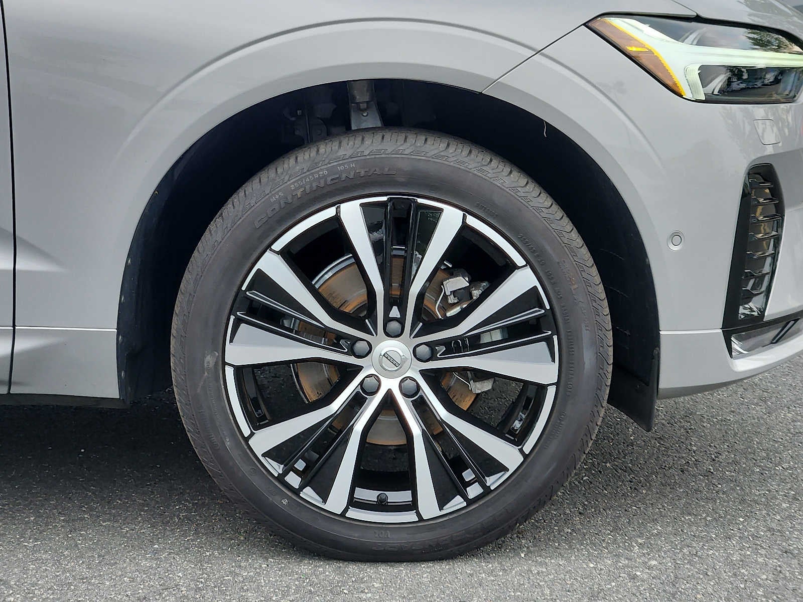 2024 Volvo XC60 Plus Dark Theme