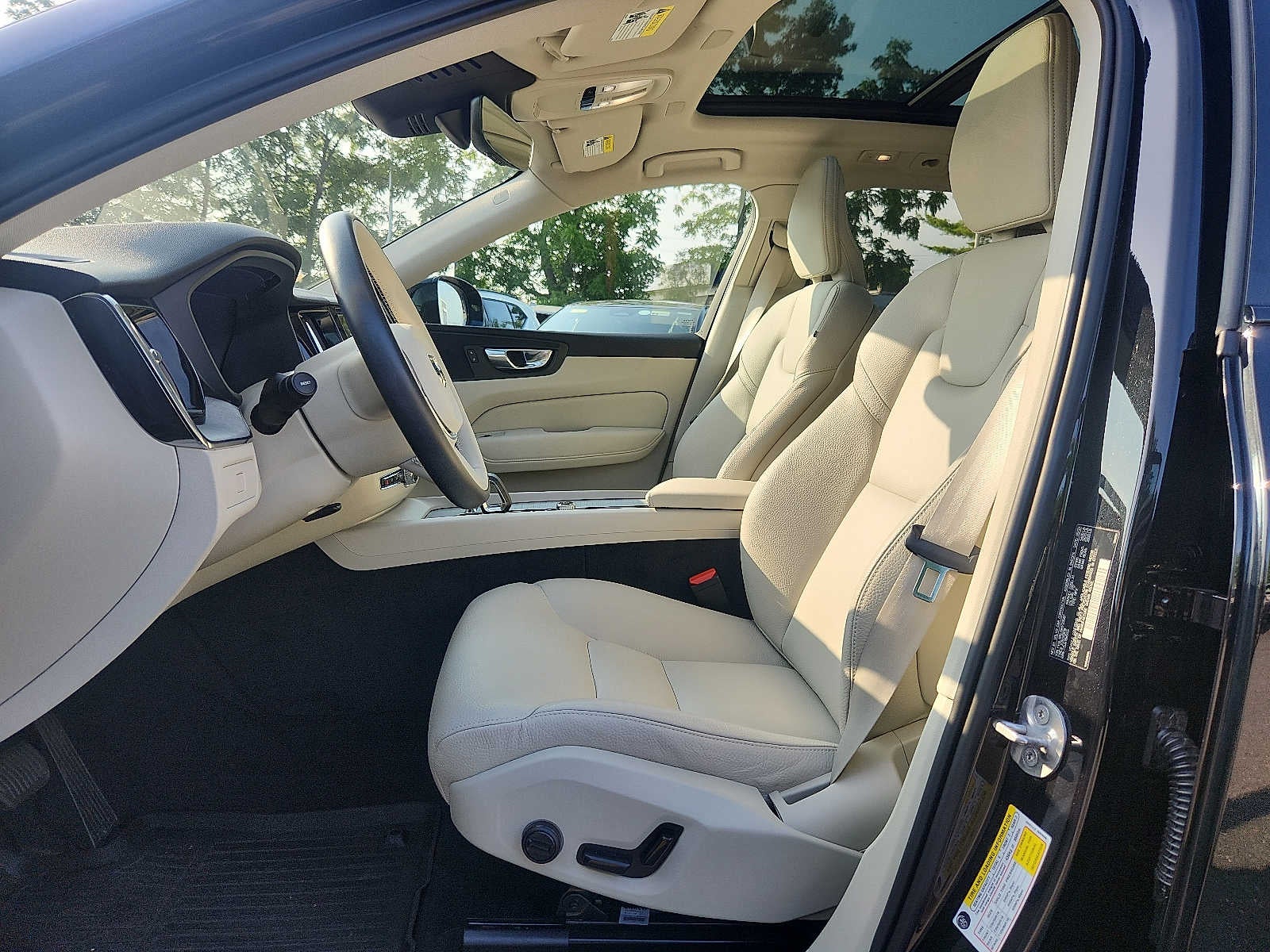 2024 Volvo XC60 Plus Dark Theme