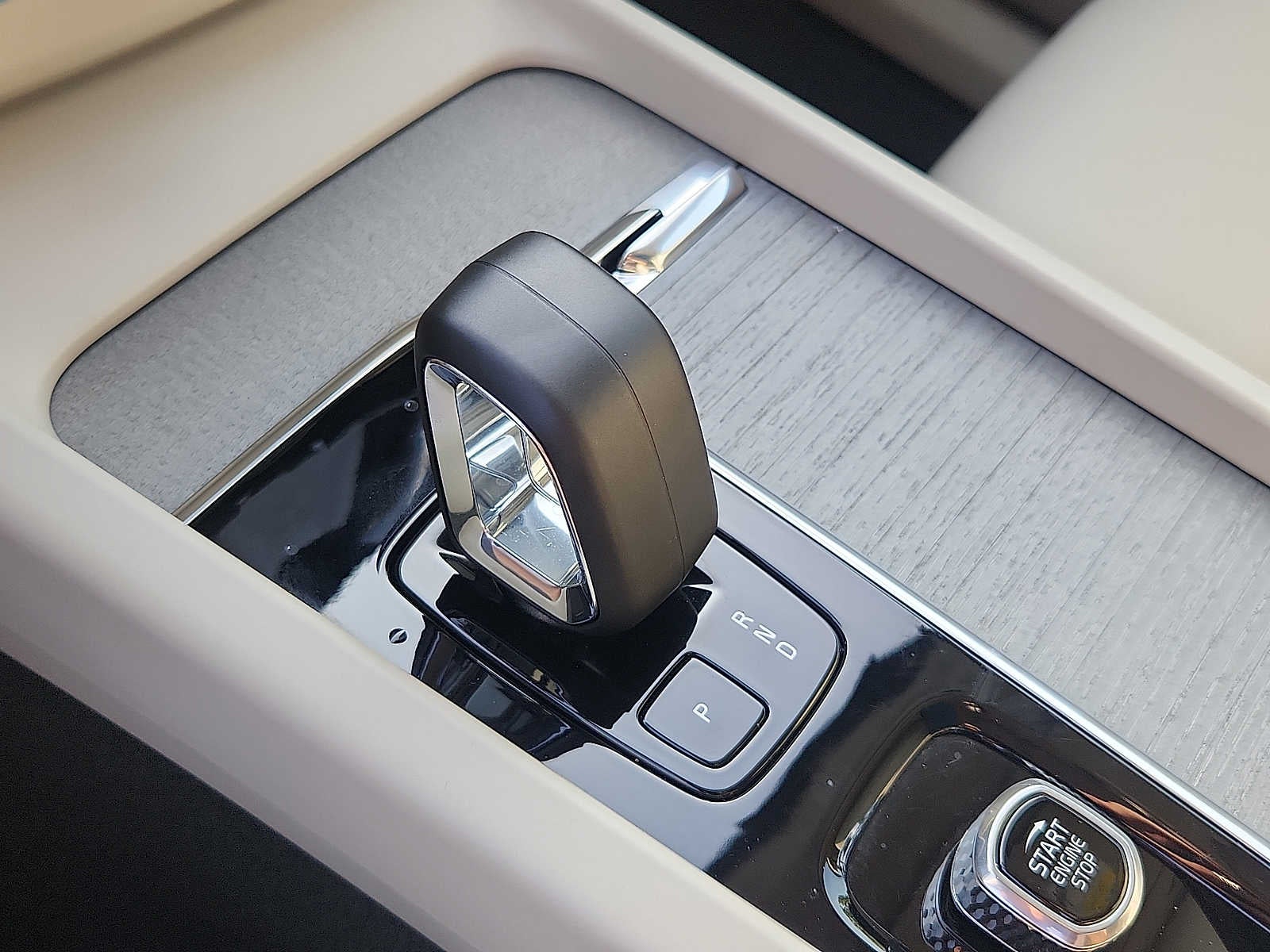 2024 Volvo XC60 Plus Dark Theme