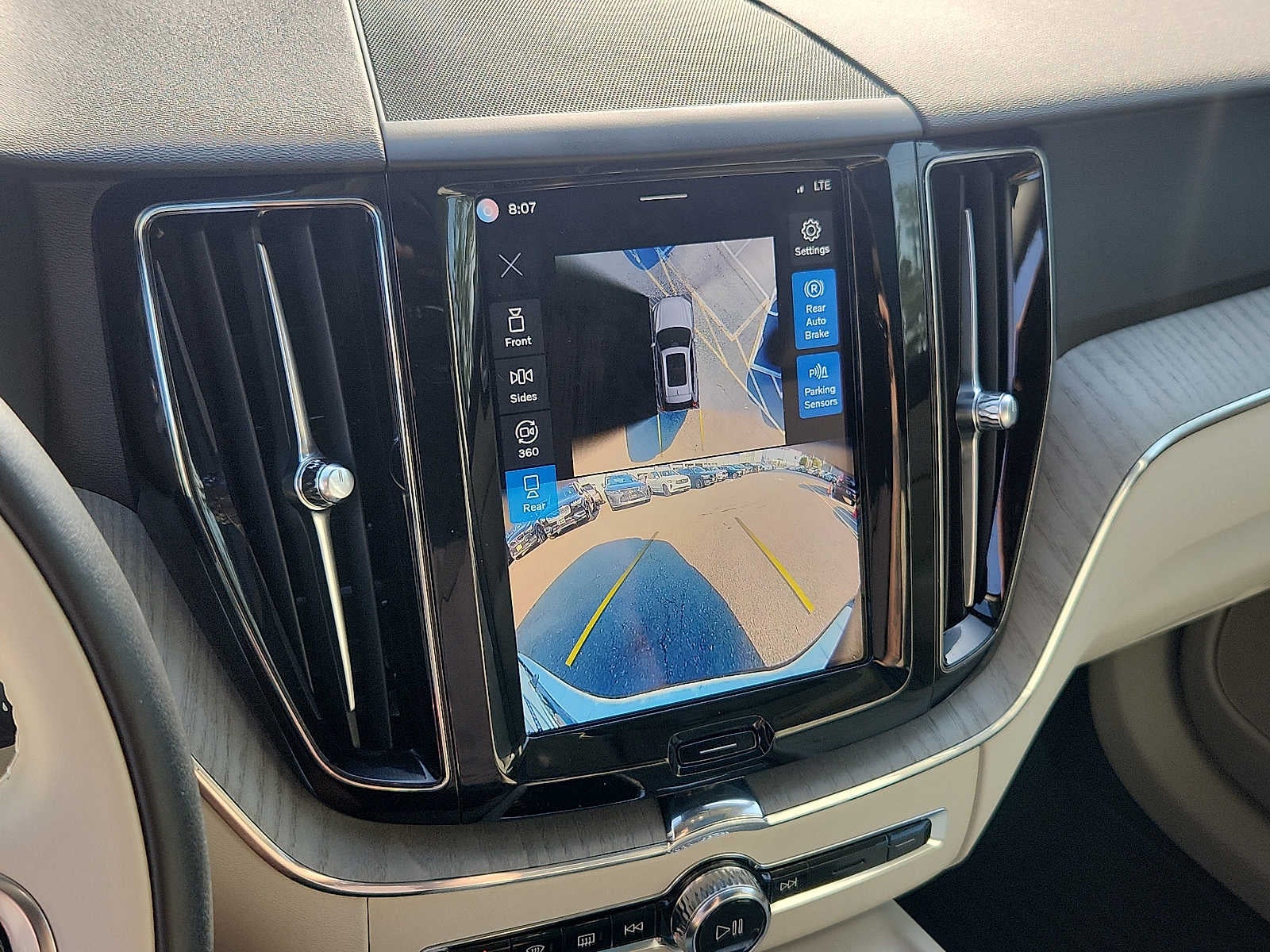 2024 Volvo XC60 Plus Dark Theme