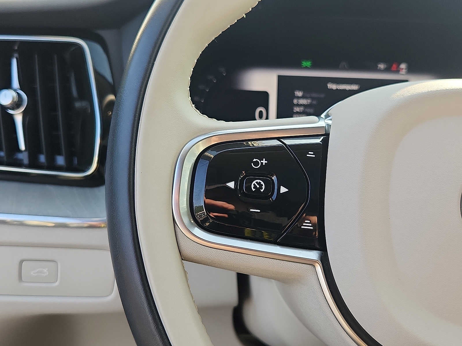 2024 Volvo XC60 Plus Dark Theme