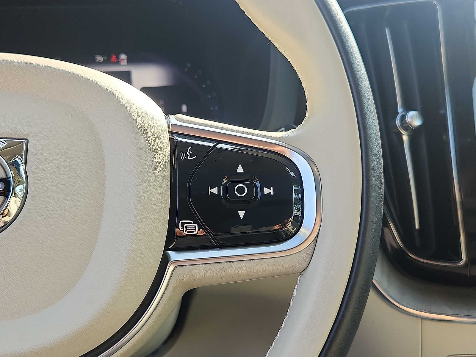 2024 Volvo XC60 Plus Dark Theme