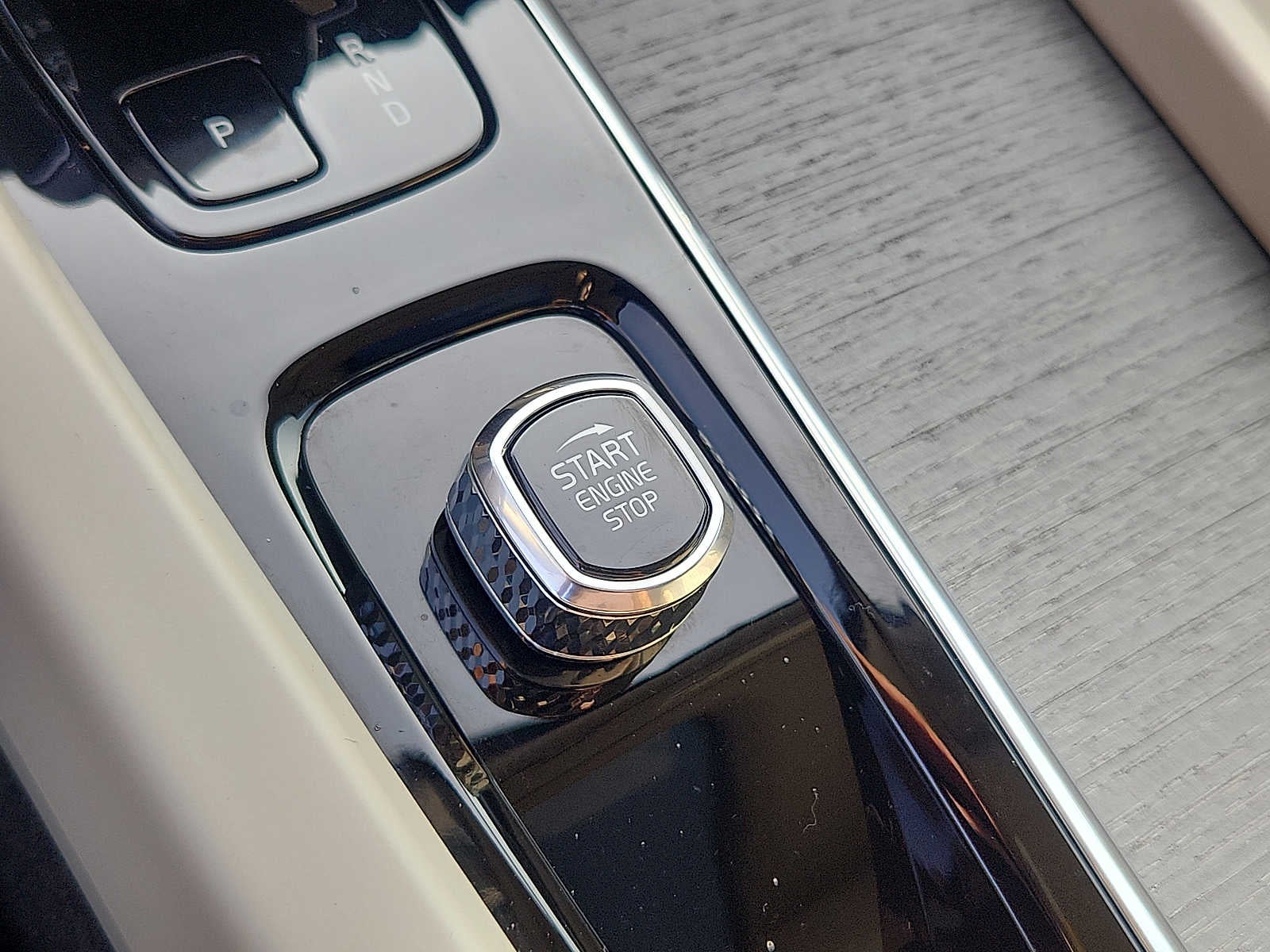 2024 Volvo XC60 Plus Dark Theme