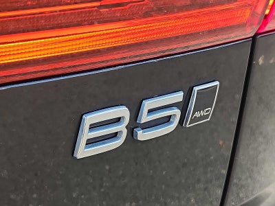 2024 Volvo XC60 Plus Dark Theme