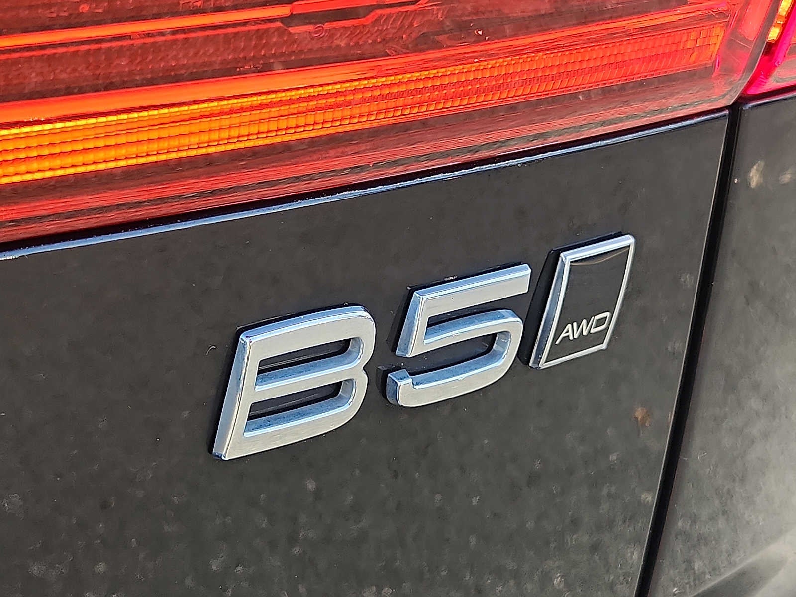 2024 Volvo XC60 Plus Dark Theme