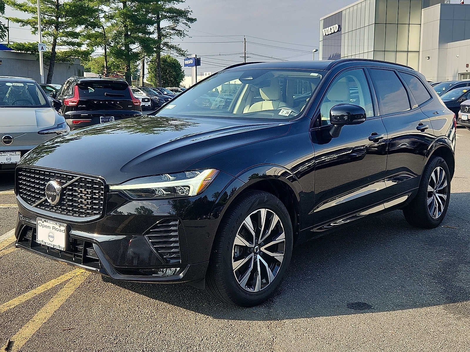 2024 Volvo XC60 Plus Dark Theme