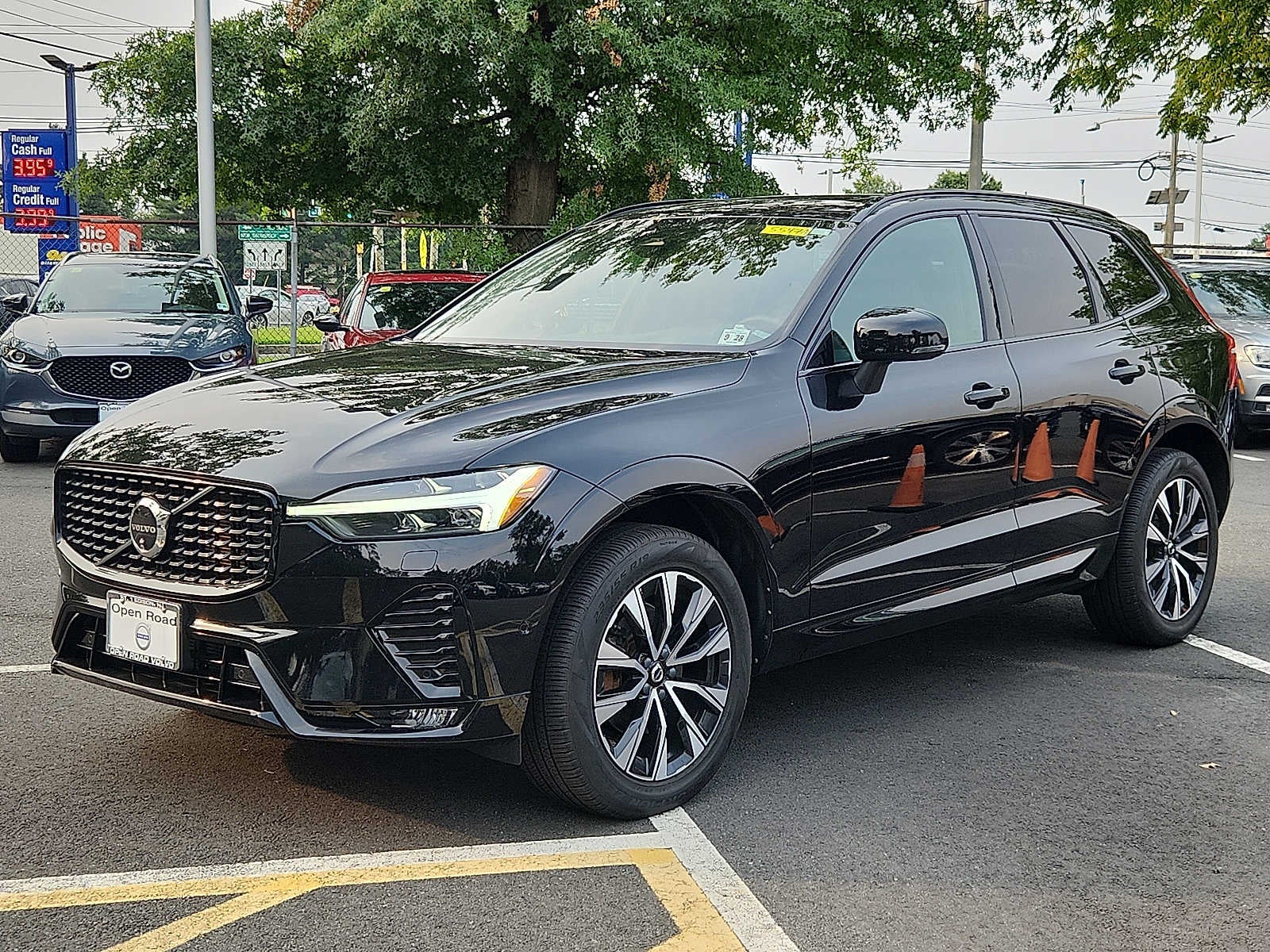 2024 Volvo XC60 Plus Dark Theme