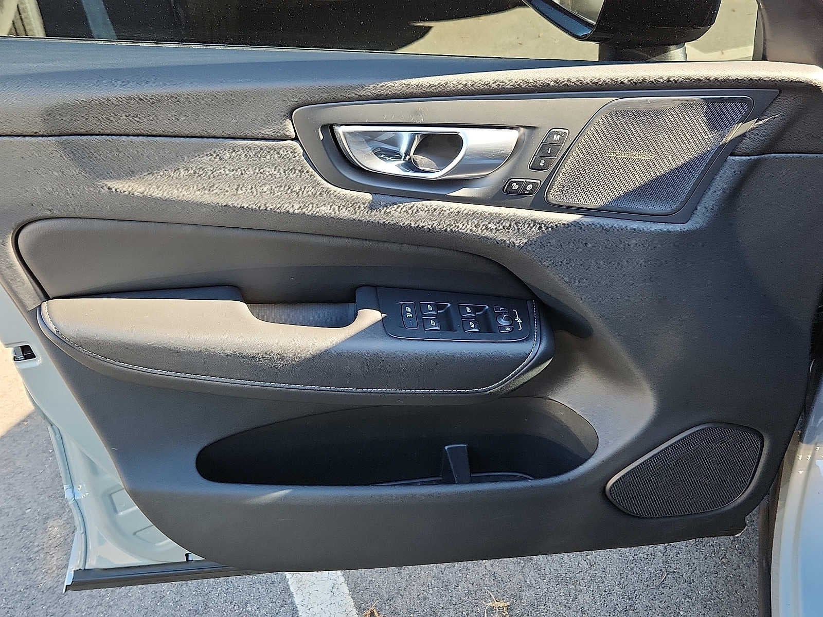 2024 Volvo XC60 Ultimate Dark Theme