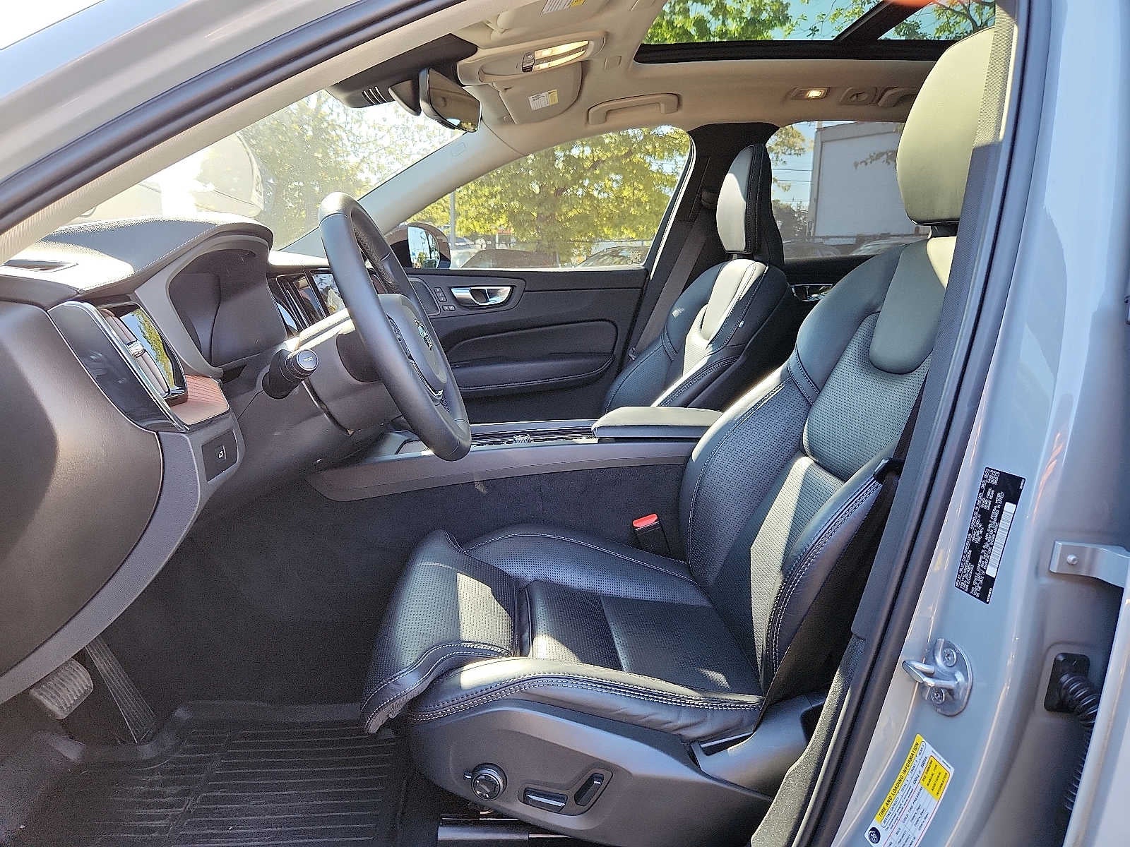 2024 Volvo XC60 Ultimate Dark Theme