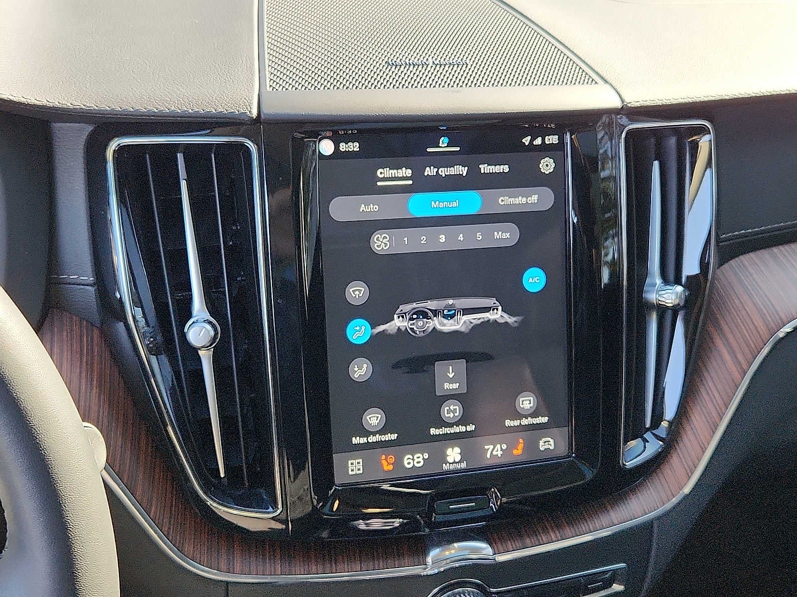 2024 Volvo XC60 Ultimate Dark Theme