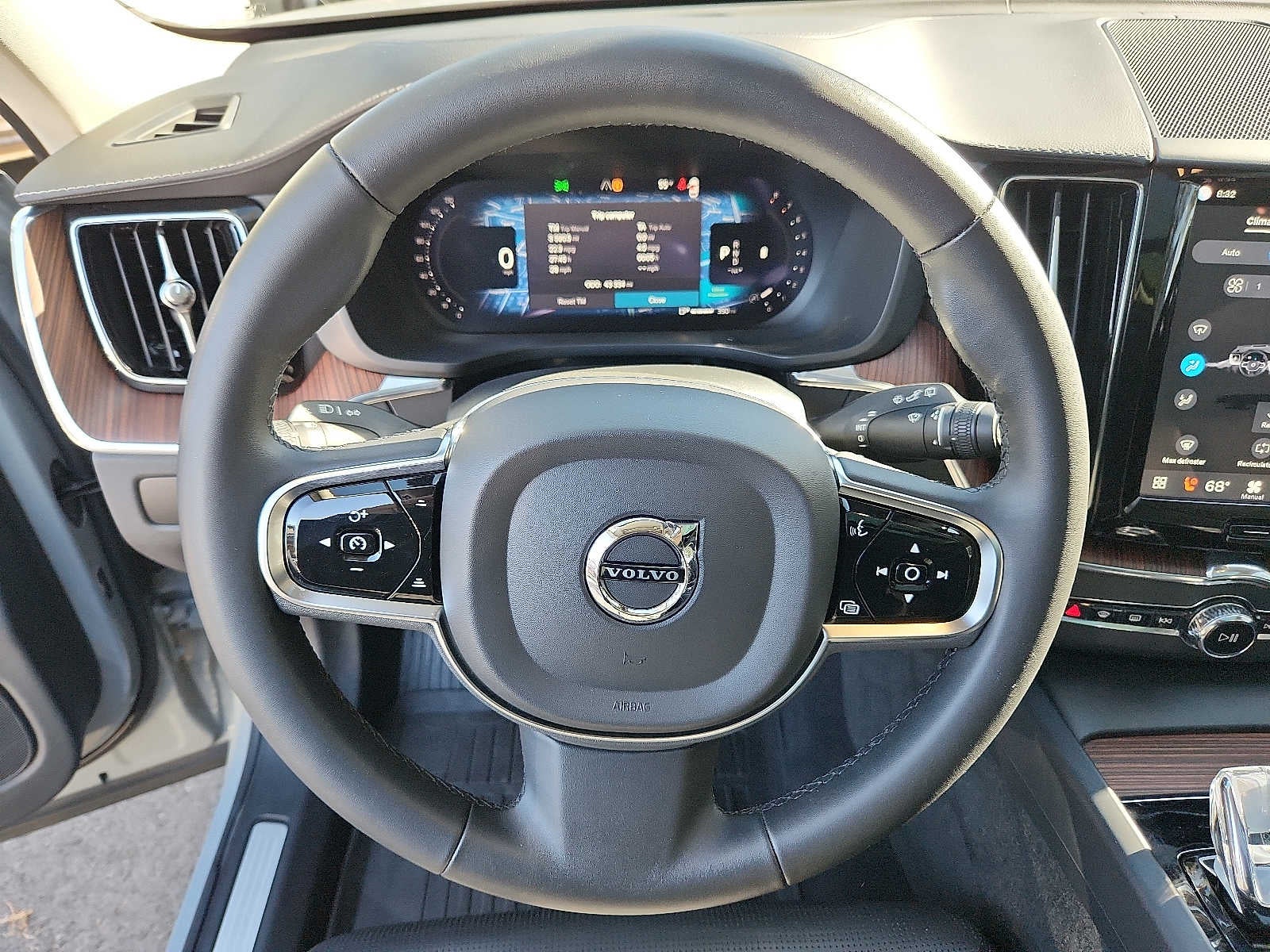 2024 Volvo XC60 Ultimate Dark Theme