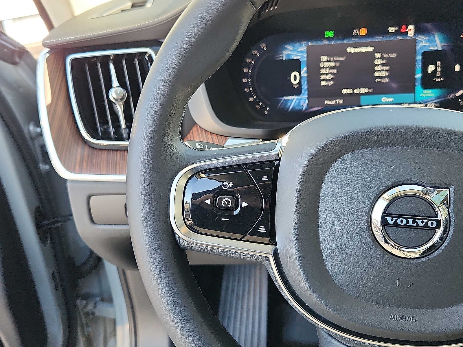 2024 Volvo XC60 Ultimate Dark Theme