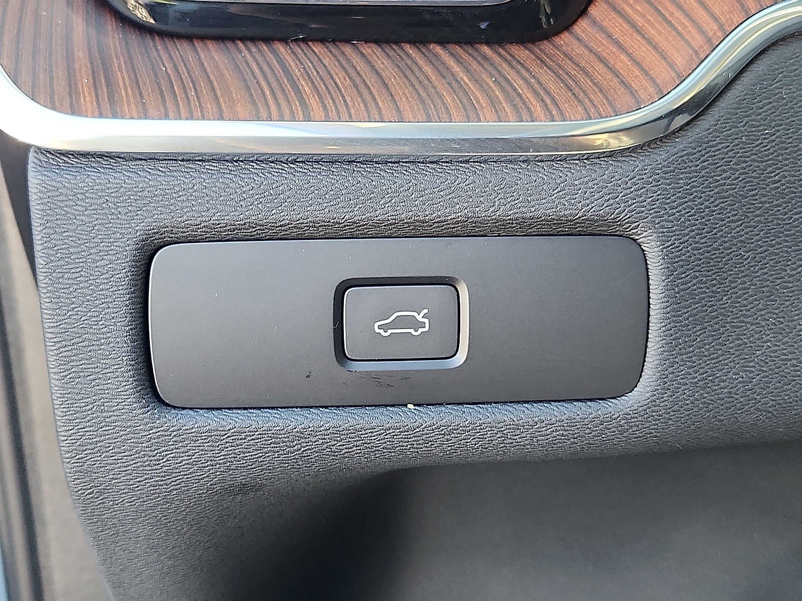 2024 Volvo XC60 Ultimate Dark Theme