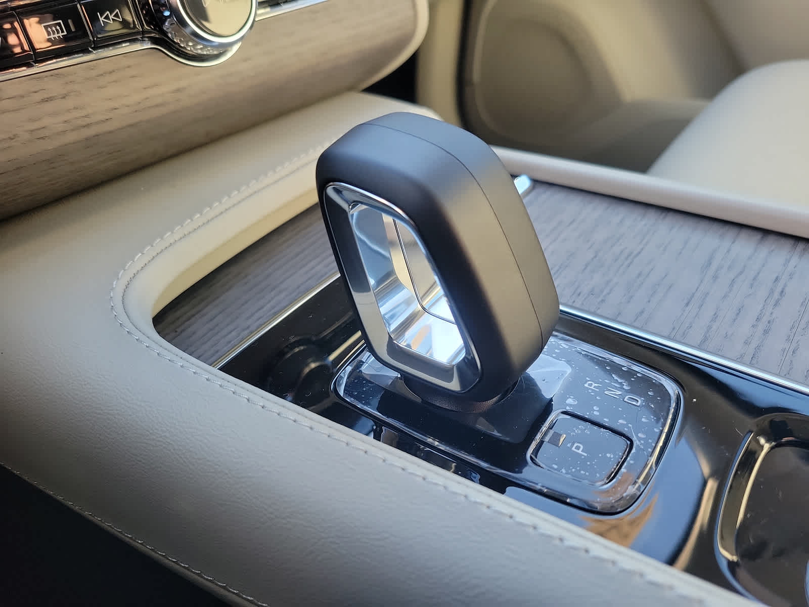 2023 Volvo XC60 Plus Bright Theme