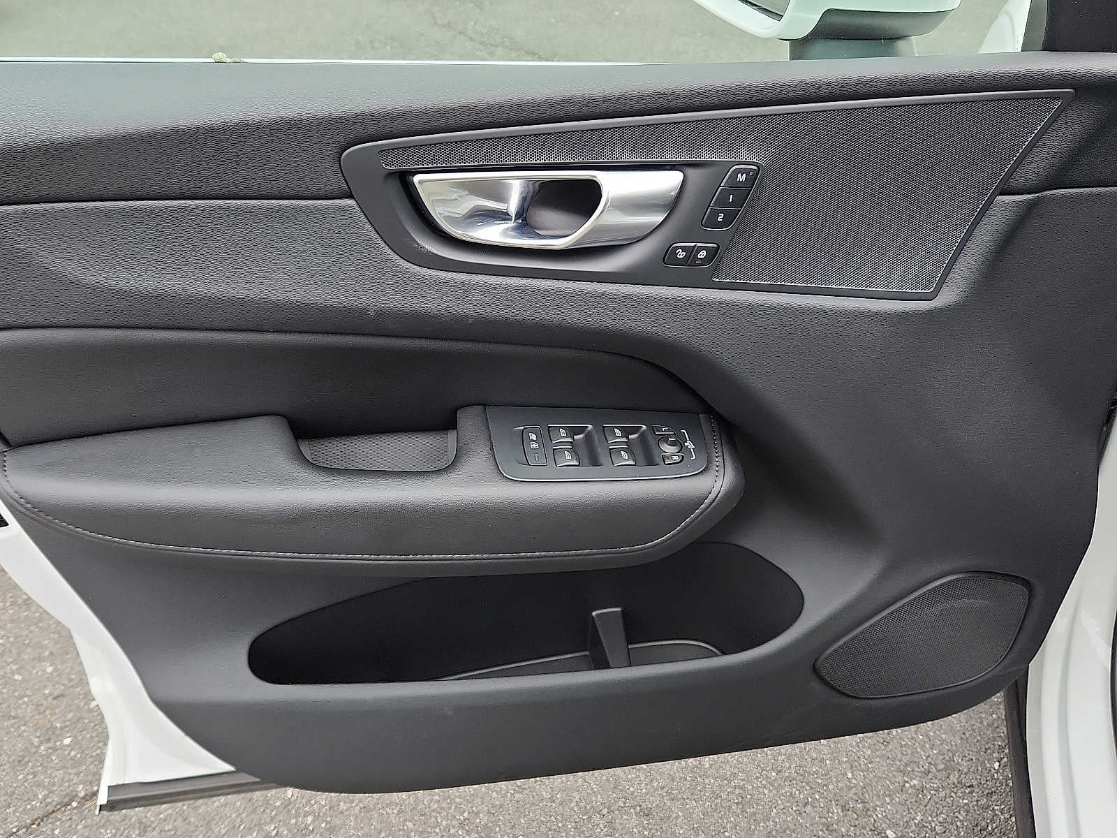 2023 Volvo XC60 Plus Bright Theme