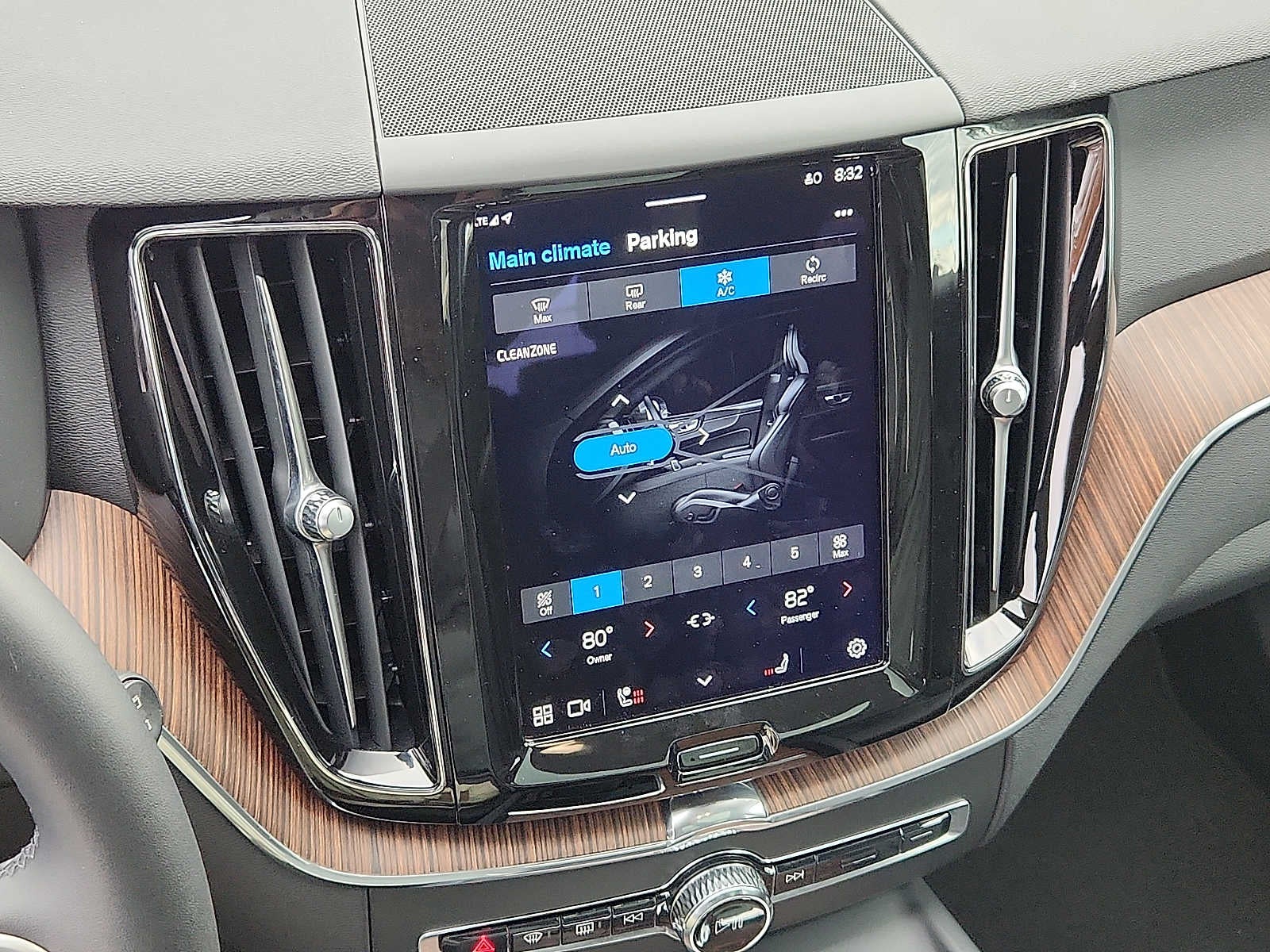 2023 Volvo XC60 Plus Bright Theme