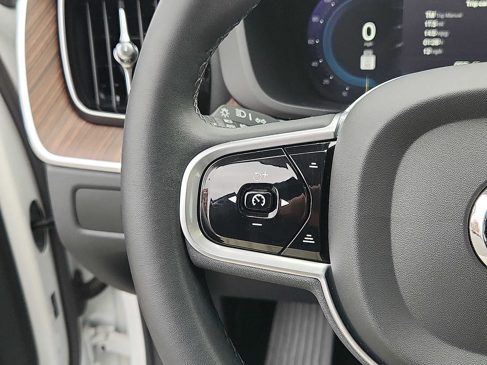 2023 Volvo XC60 Plus Bright Theme