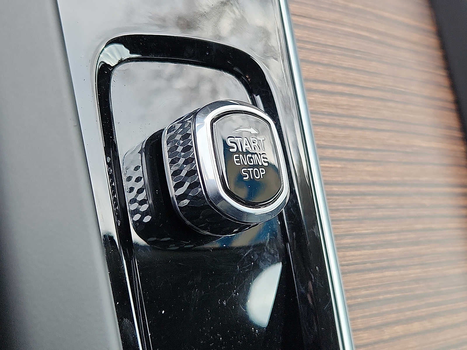 2023 Volvo XC60 Plus Bright Theme