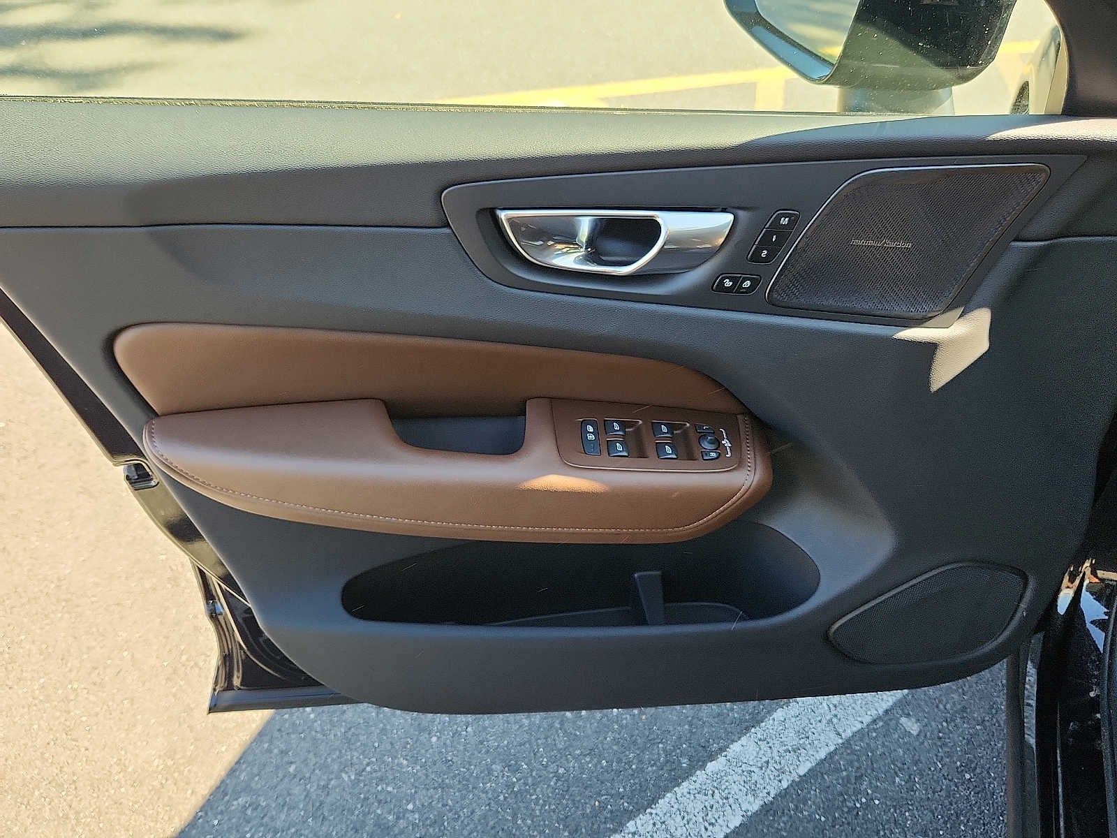 2023 Volvo XC60 Plus Dark Theme