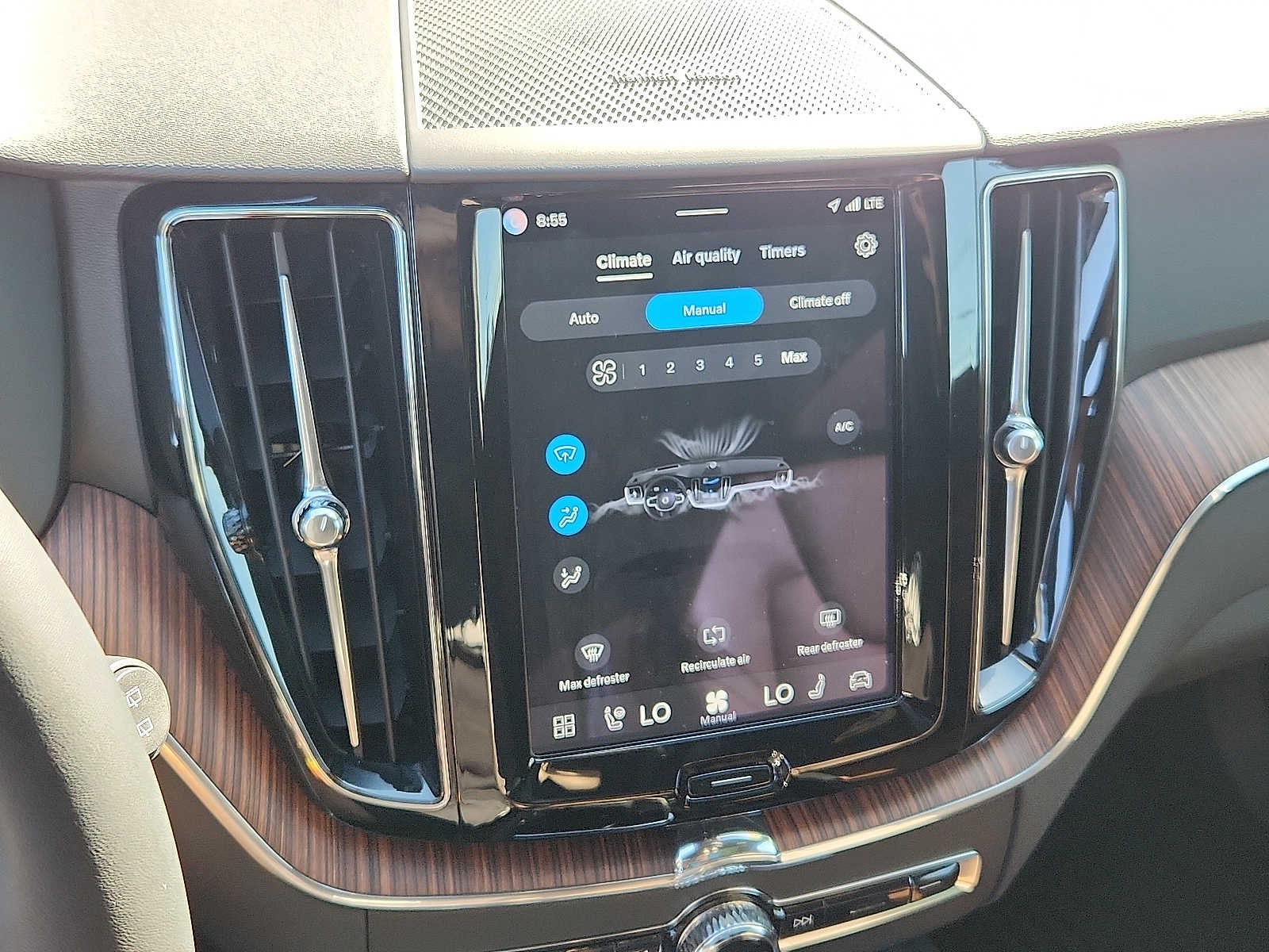 2023 Volvo XC60 Plus Dark Theme