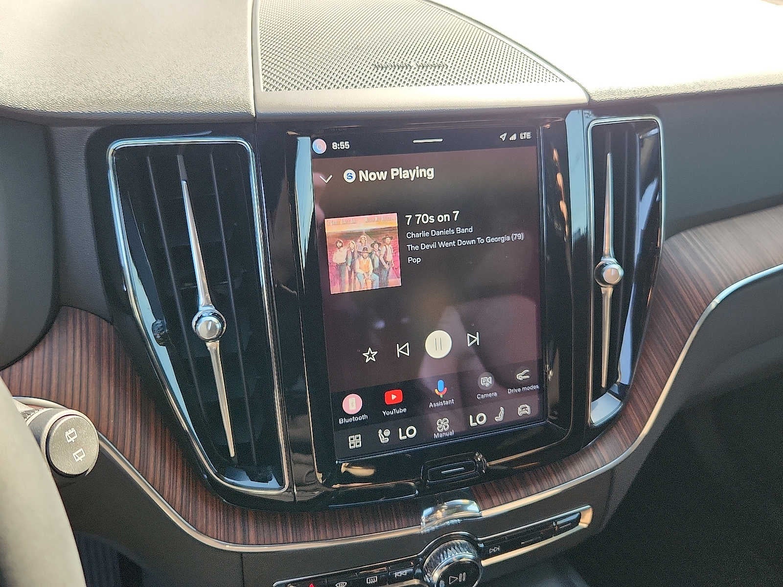 2023 Volvo XC60 Plus Dark Theme