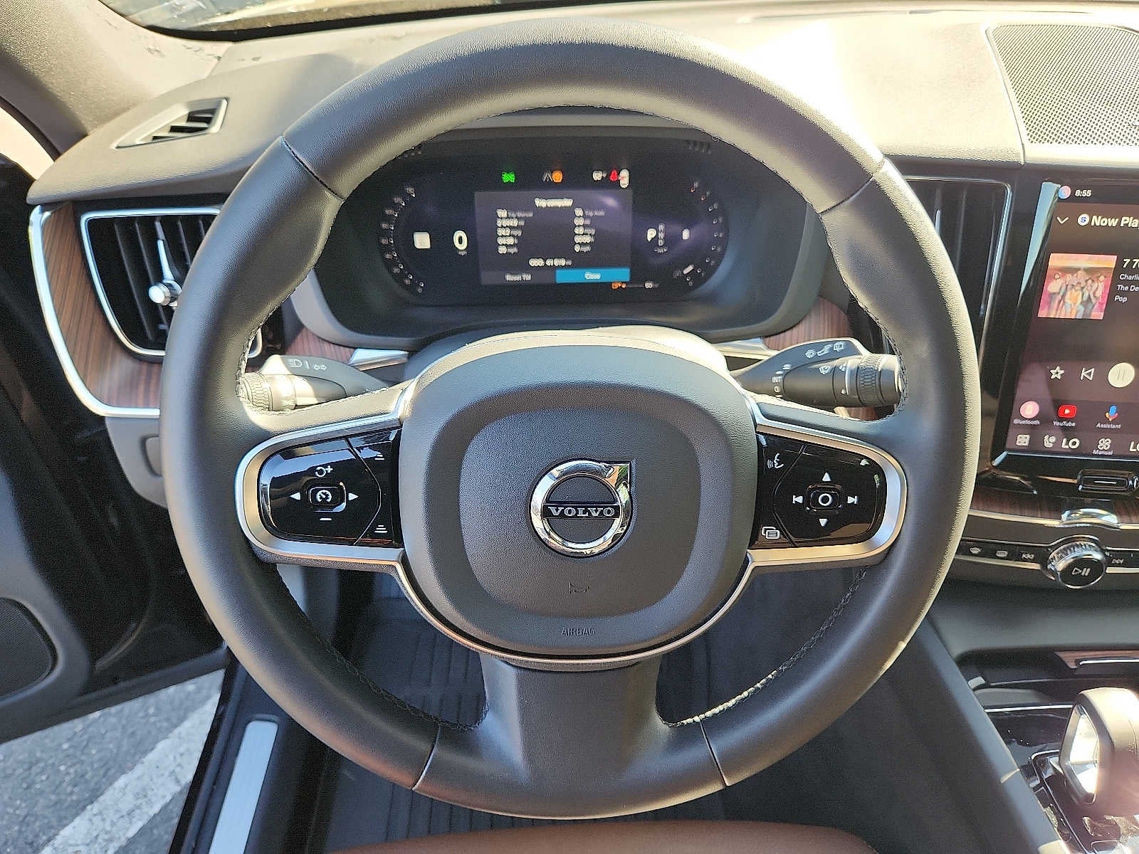 2023 Volvo XC60 Plus Dark Theme