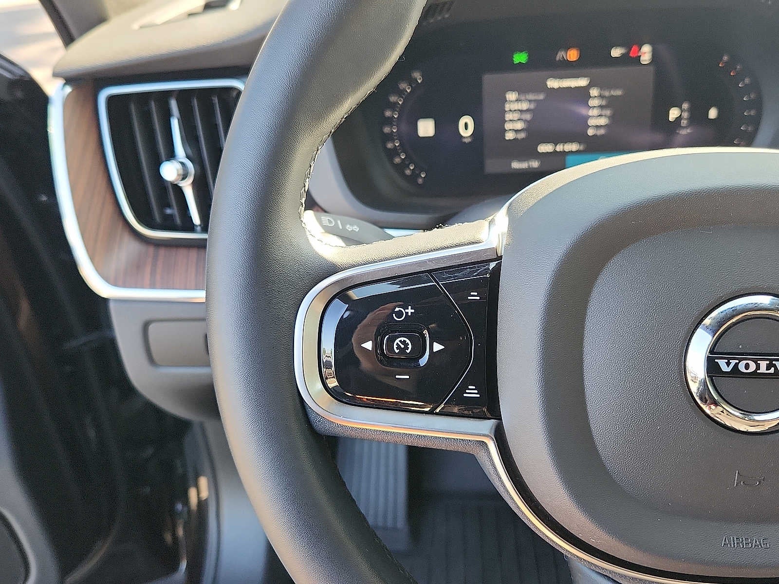 2023 Volvo XC60 Plus Dark Theme