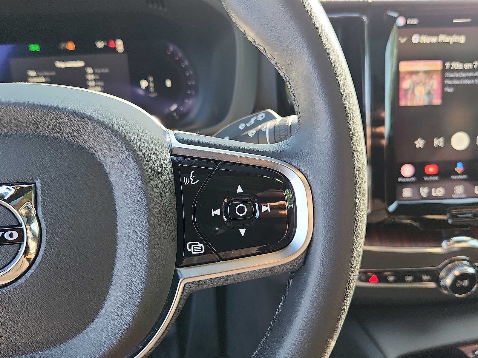 2023 Volvo XC60 Plus Dark Theme
