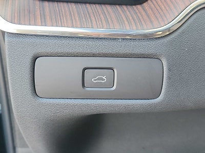 2023 Volvo XC60 Plus Dark Theme