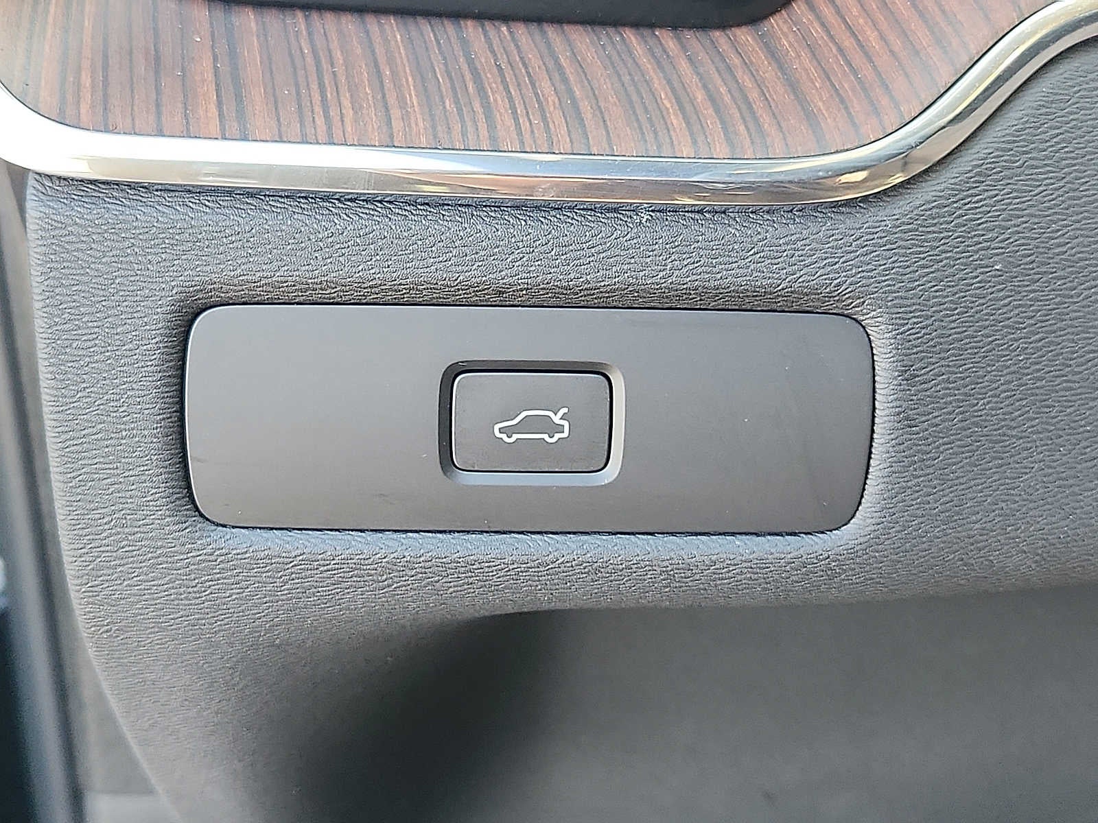 2023 Volvo XC60 Plus Dark Theme
