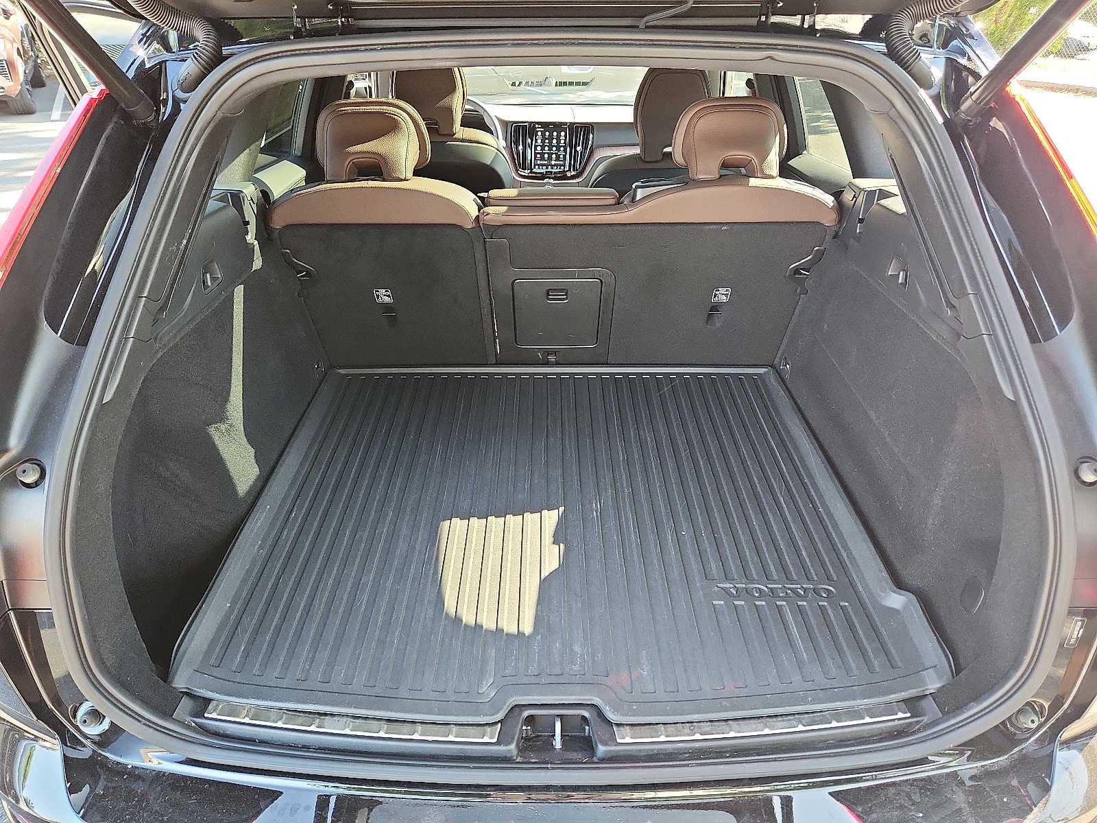2023 Volvo XC60 Plus Dark Theme