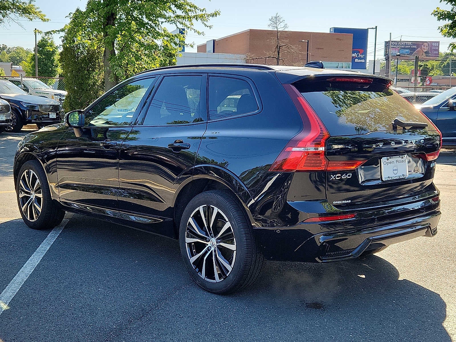 2023 Volvo XC60 Plus Dark Theme