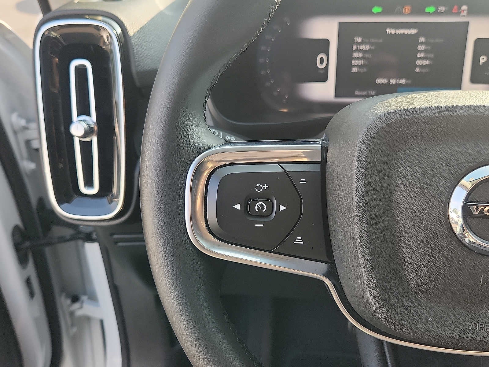2024 Volvo XC40 Plus Dark Theme