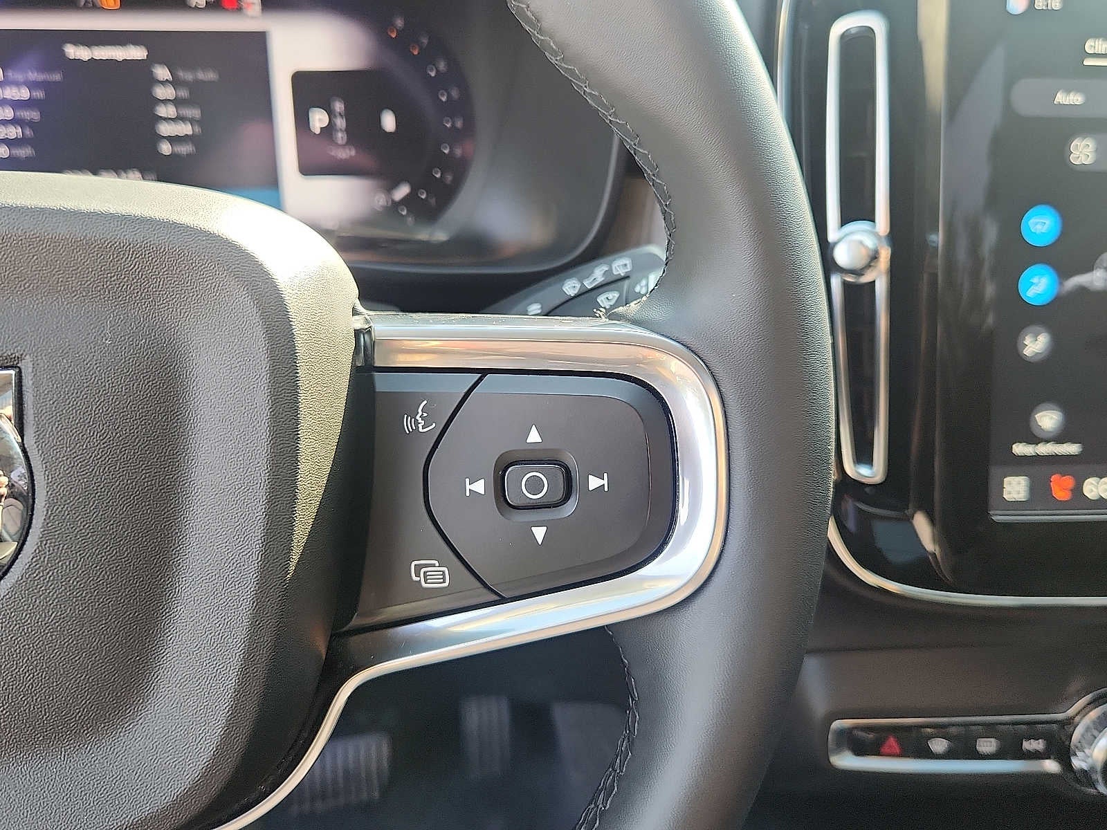 2024 Volvo XC40 Plus Dark Theme