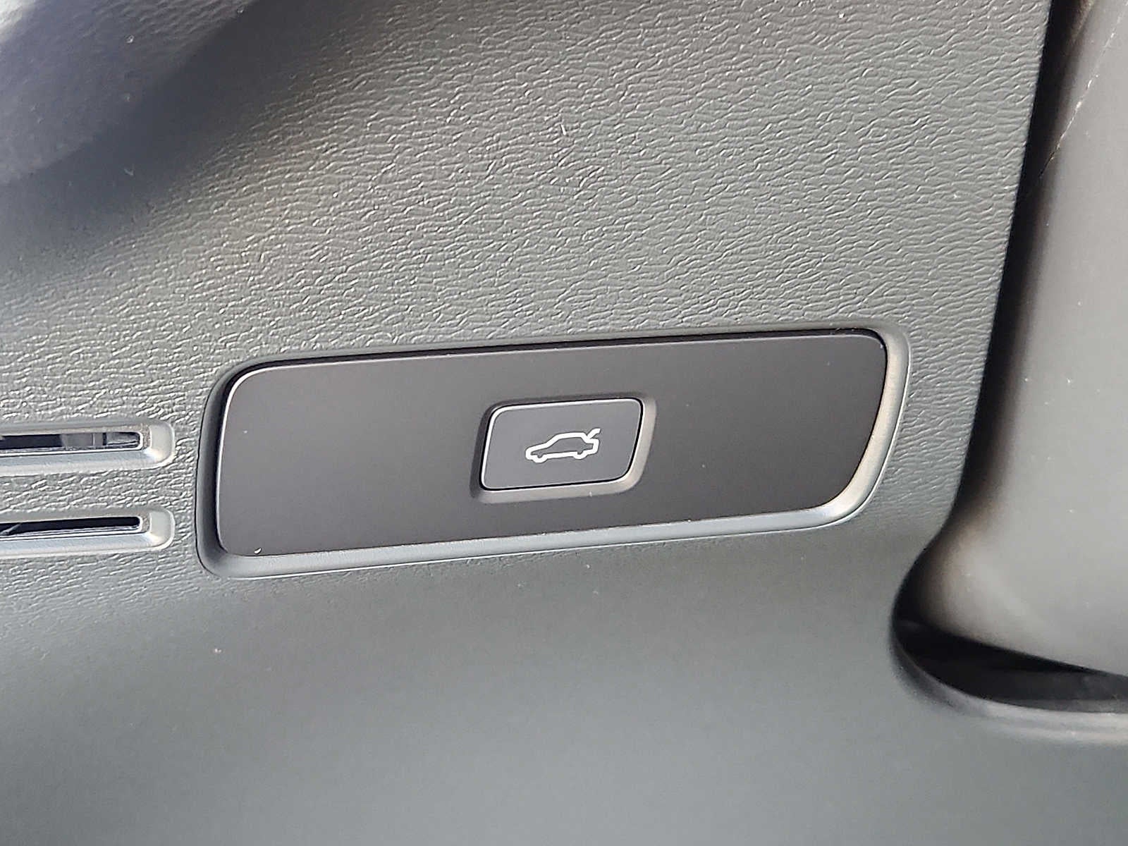 2024 Volvo XC40 Plus Dark Theme