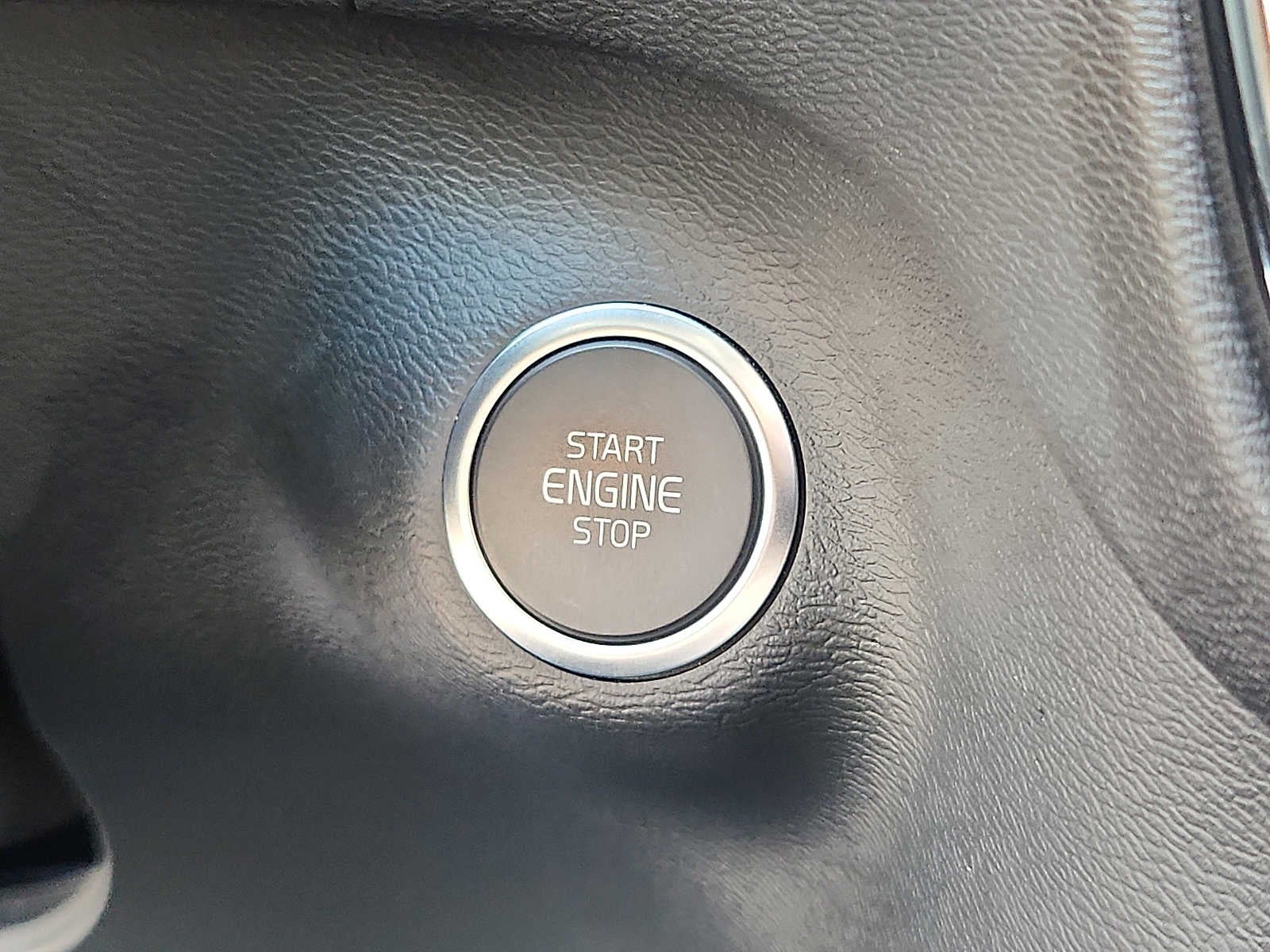 2024 Volvo XC40 Plus Dark Theme