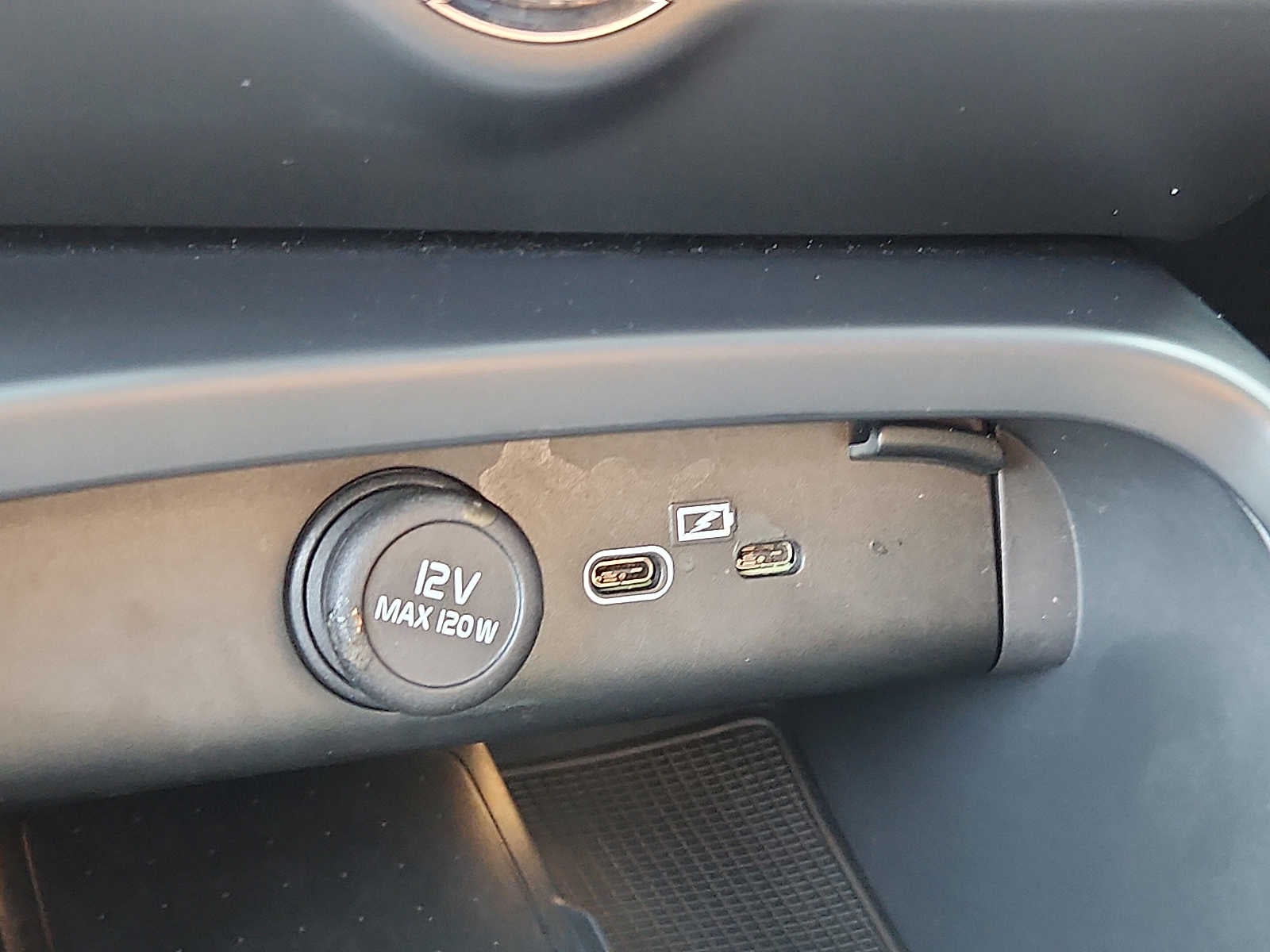 2024 Volvo XC40 Plus Dark Theme