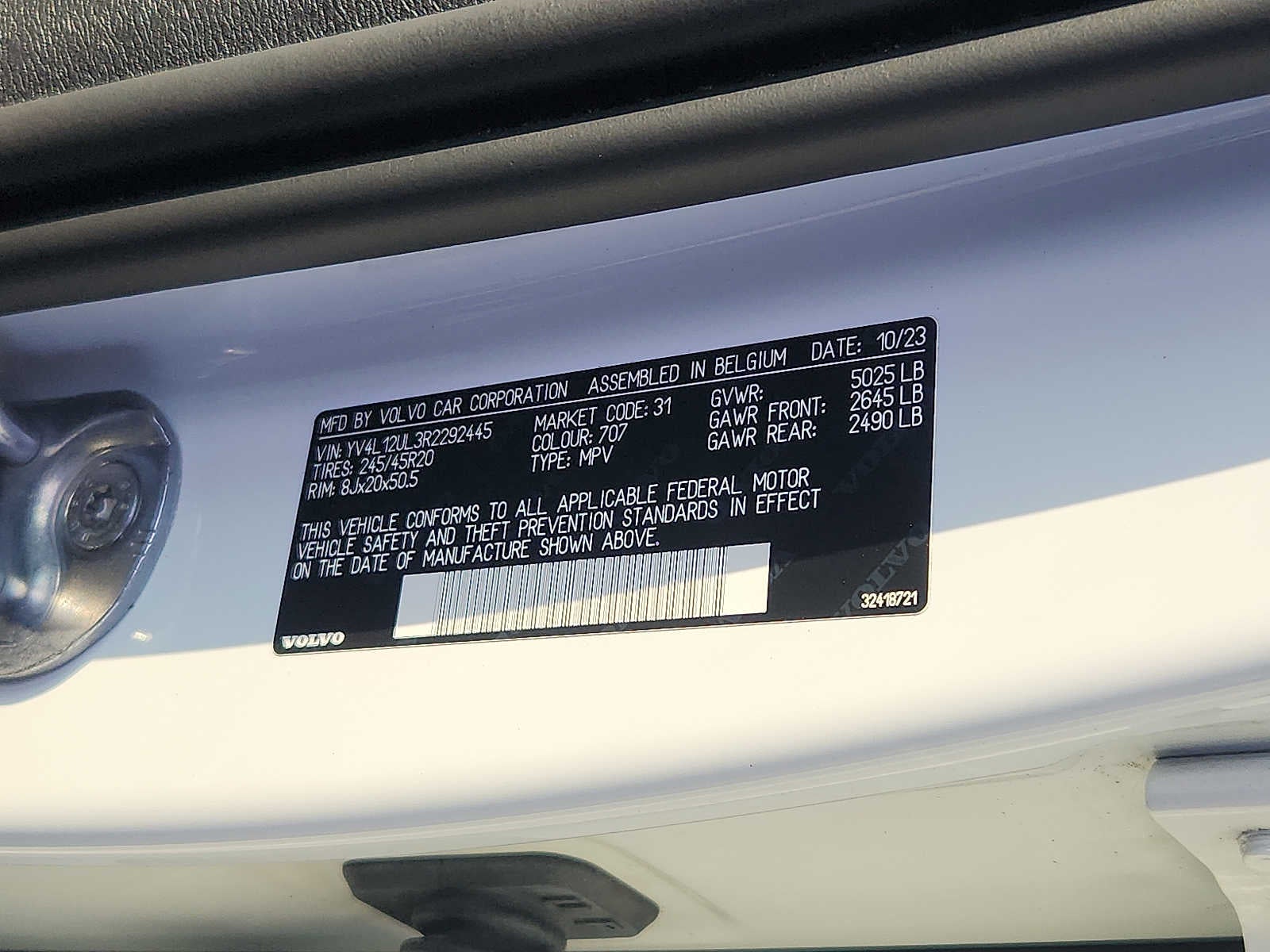 2024 Volvo XC40 Plus Dark Theme