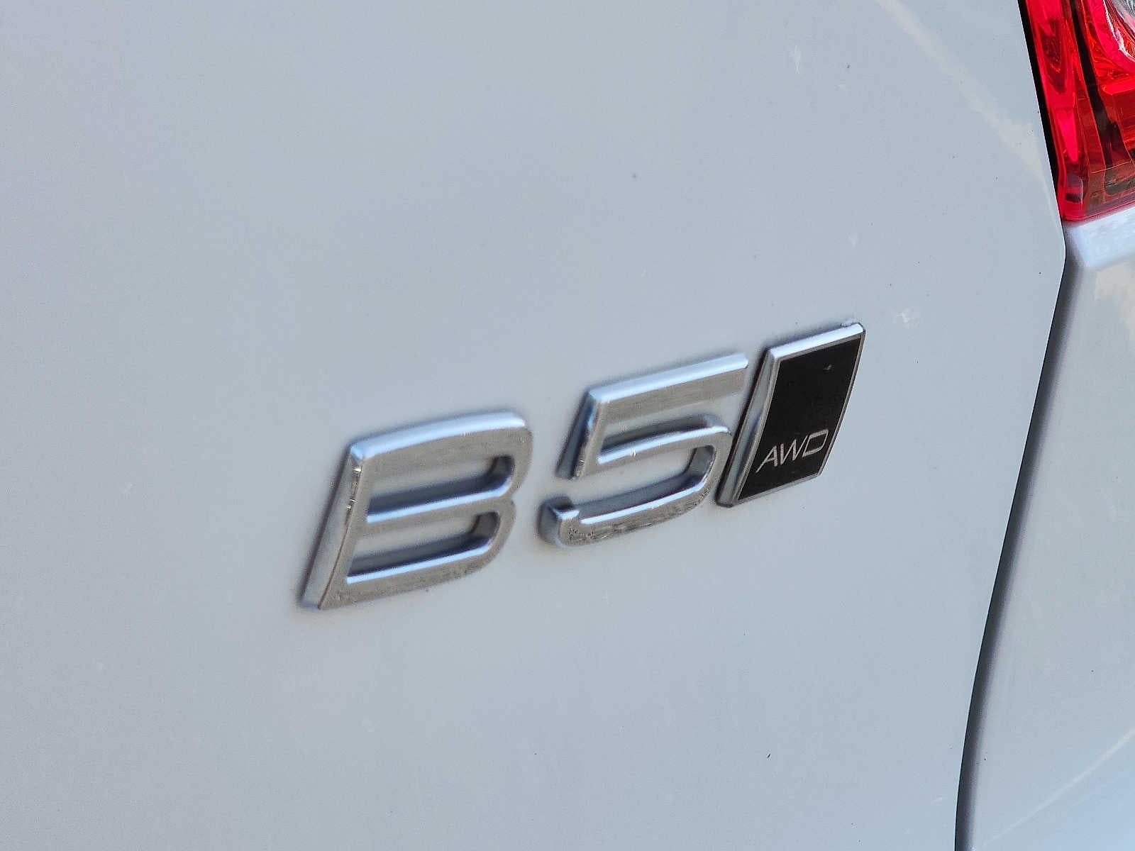 2024 Volvo XC40 Plus Dark Theme