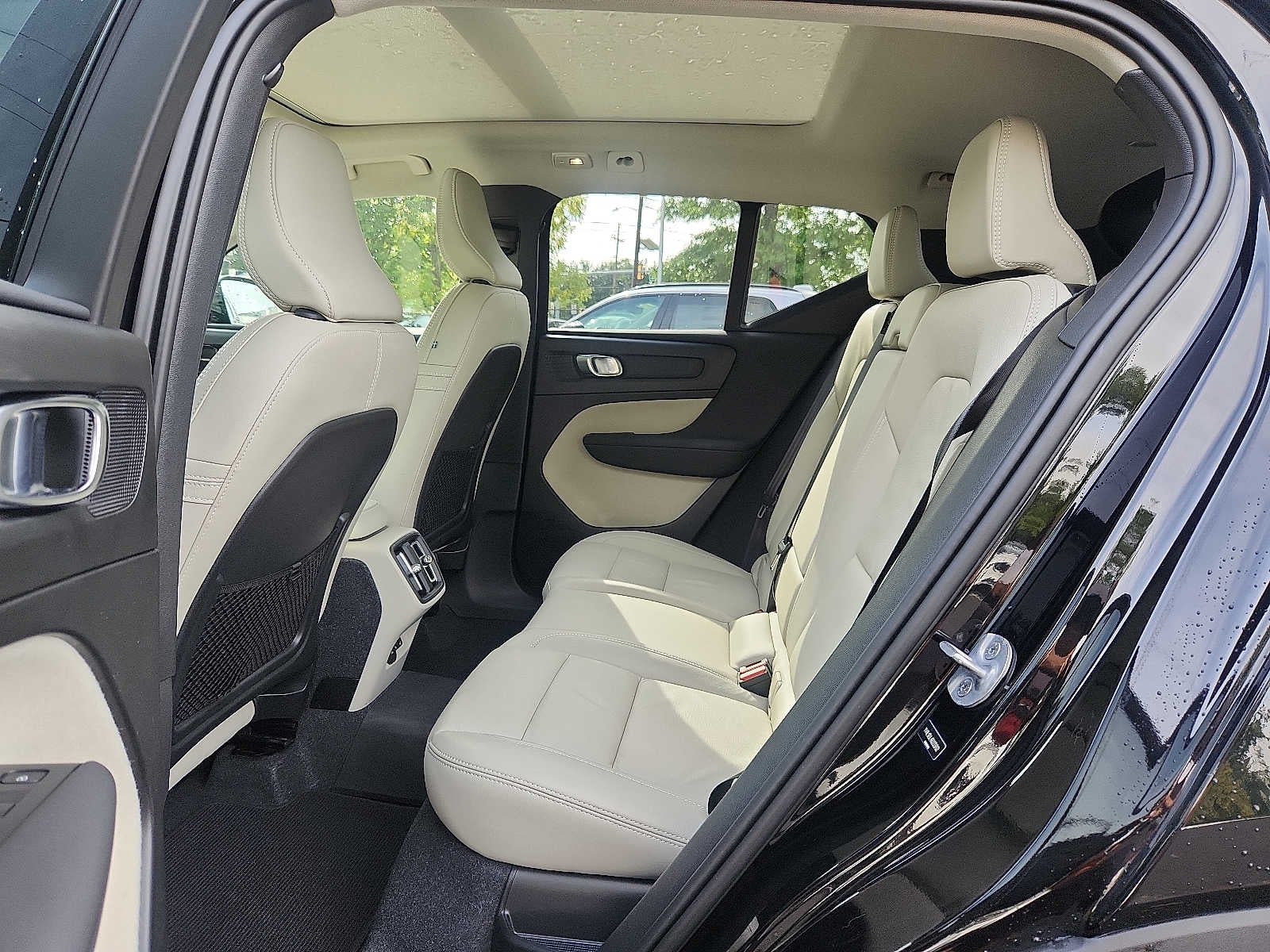 2024 Volvo XC40 Plus Dark Theme