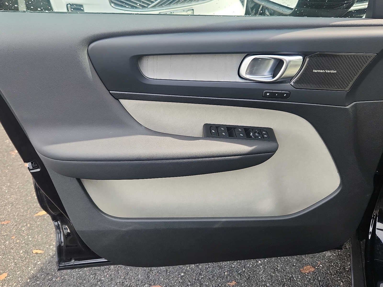 2024 Volvo XC40 Plus Dark Theme