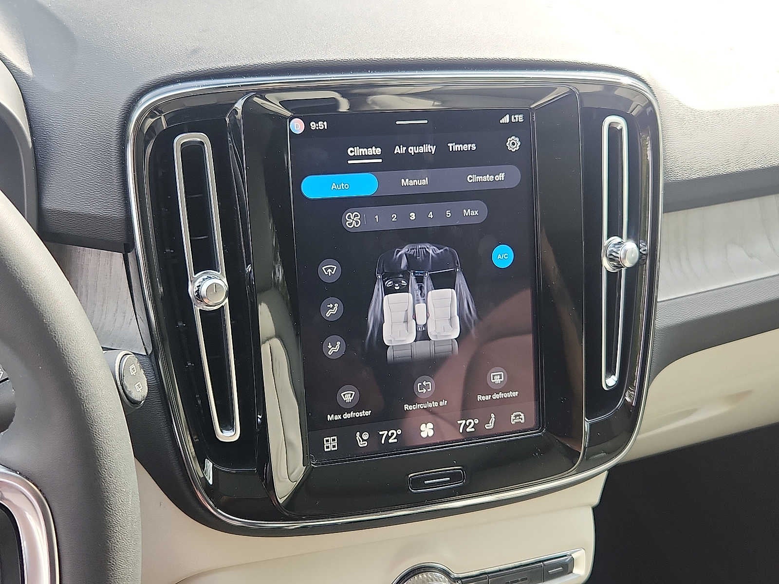 2024 Volvo XC40 Plus Dark Theme