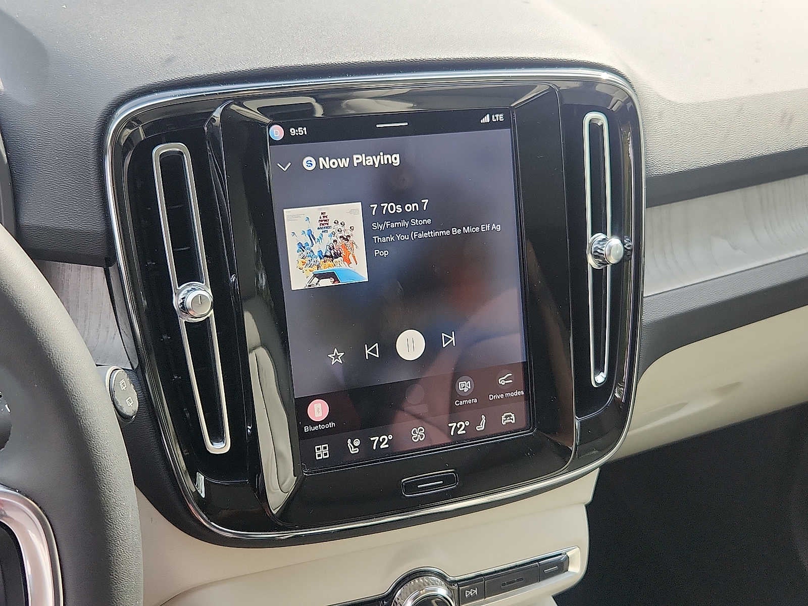 2024 Volvo XC40 Plus Dark Theme