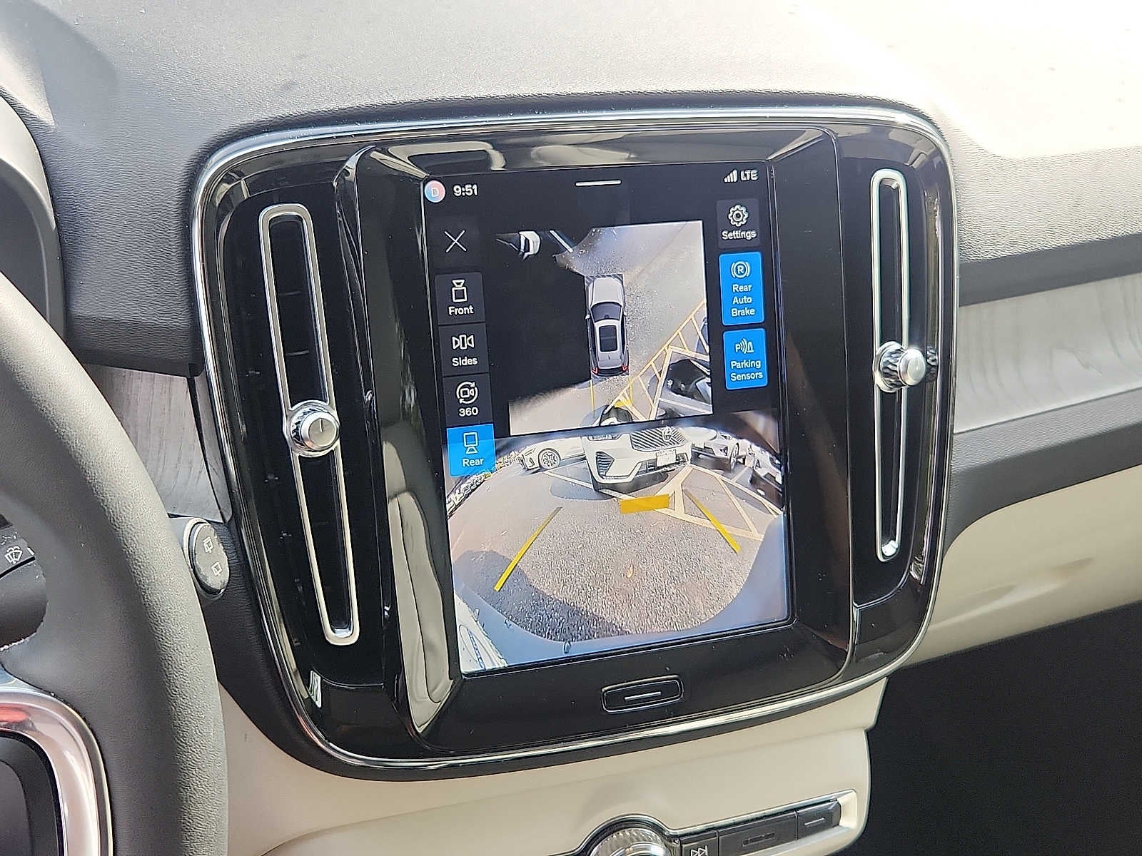 2024 Volvo XC40 Plus Dark Theme
