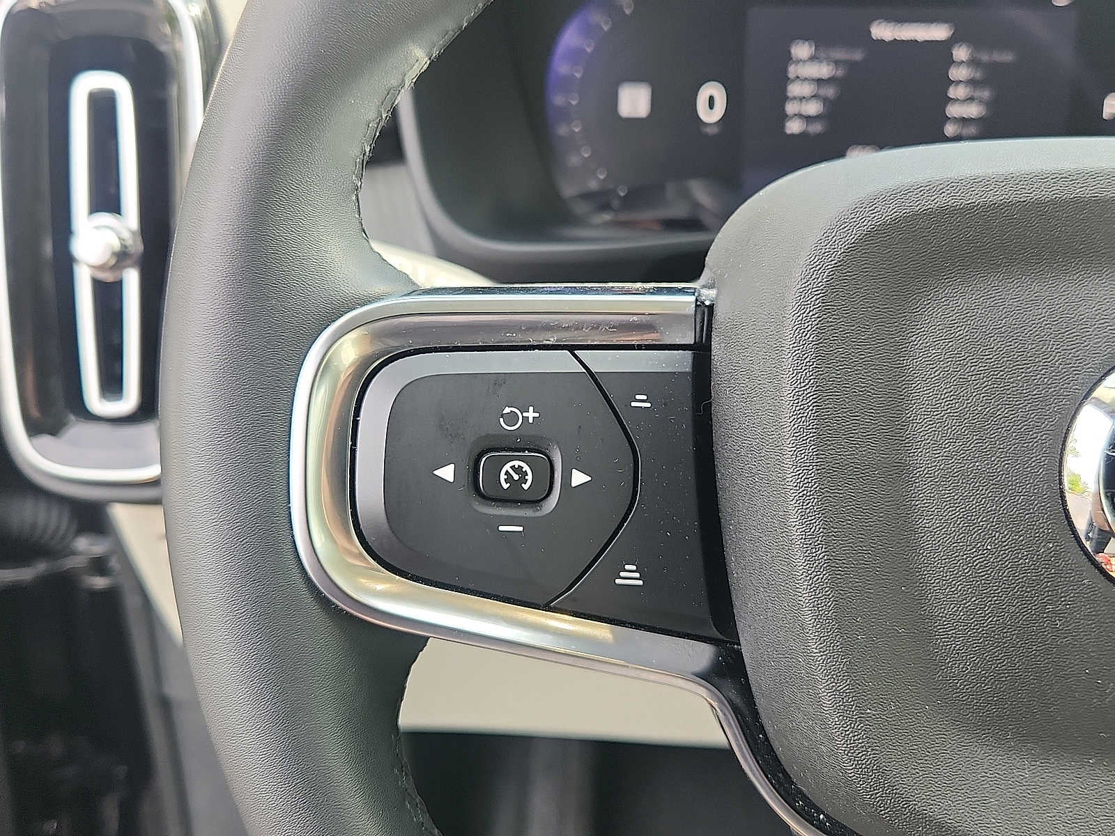 2024 Volvo XC40 Plus Dark Theme