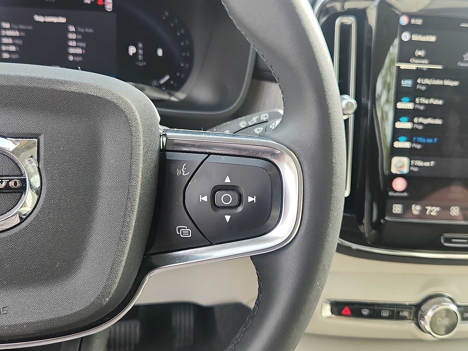 2024 Volvo XC40 Plus Dark Theme