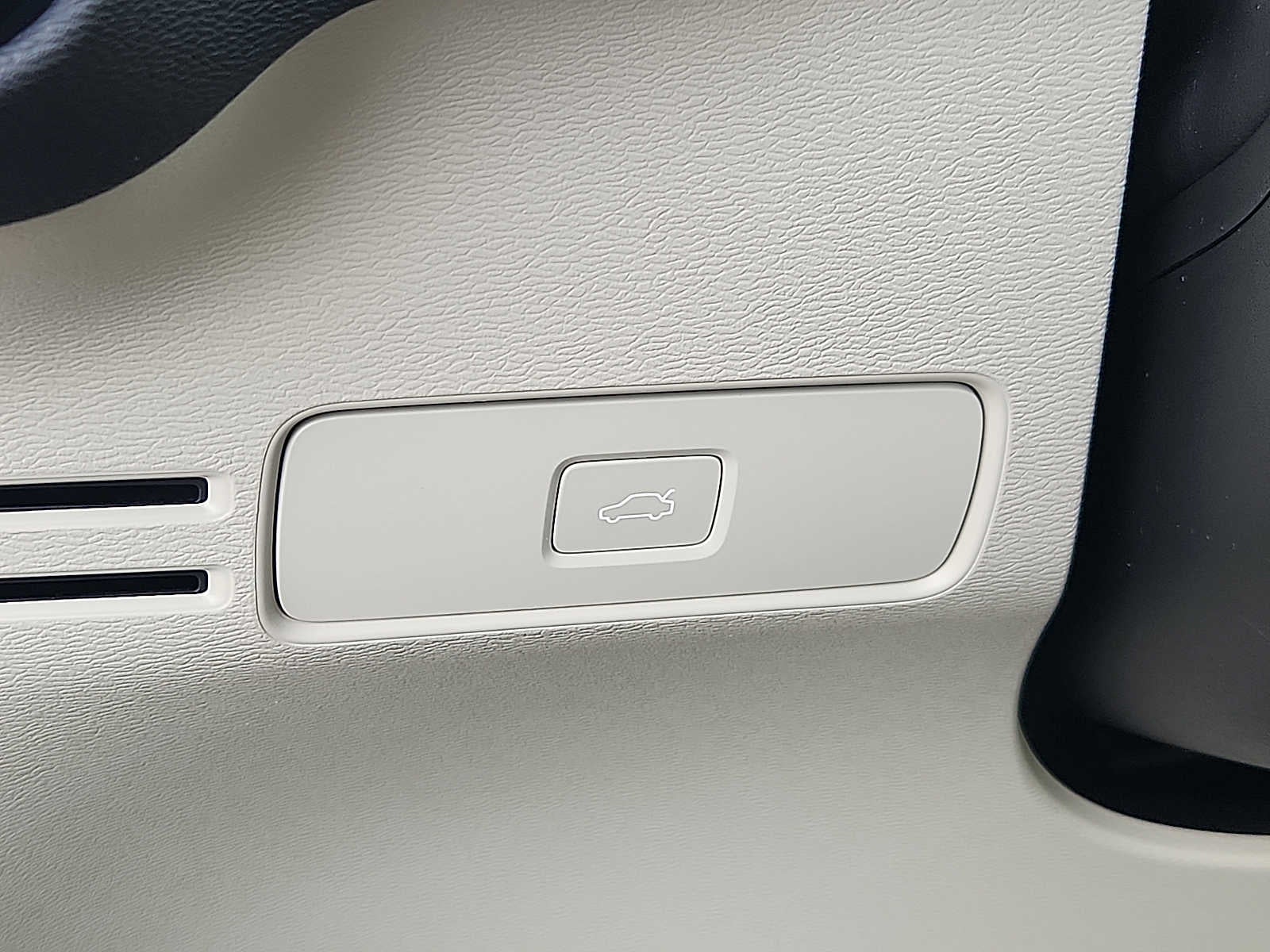 2024 Volvo XC40 Plus Dark Theme