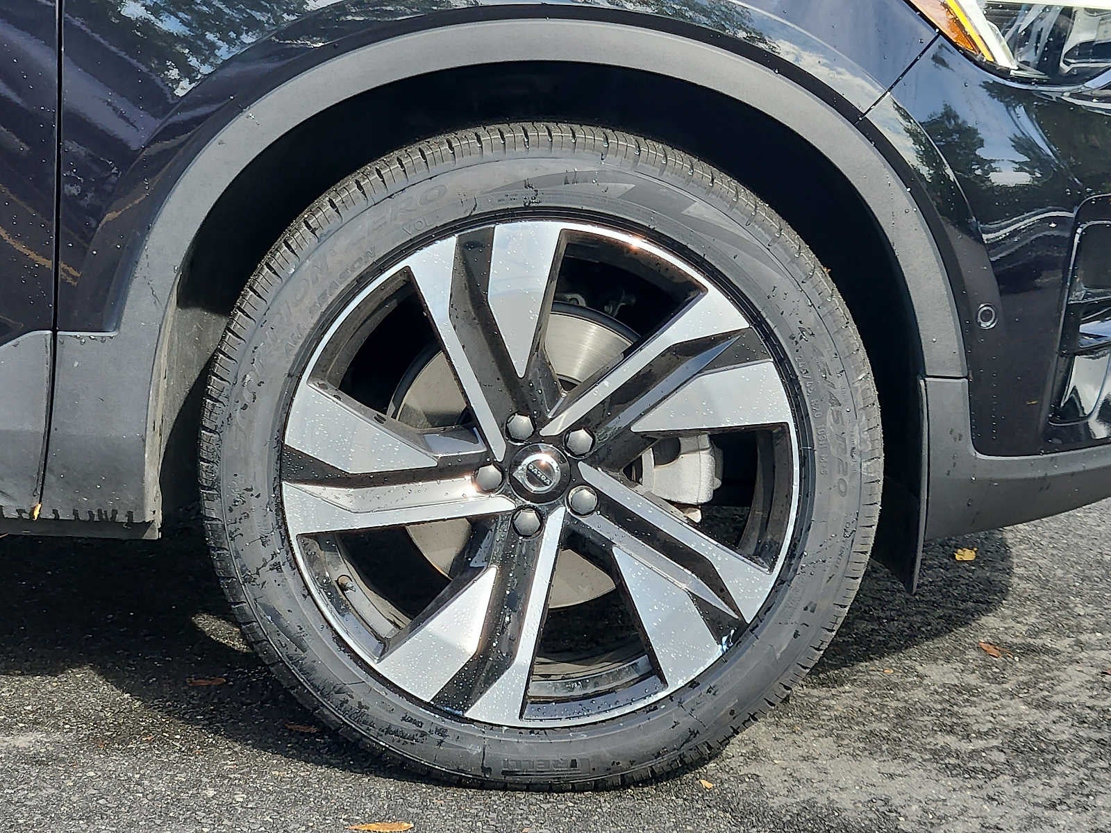 2024 Volvo XC40 Plus Dark Theme