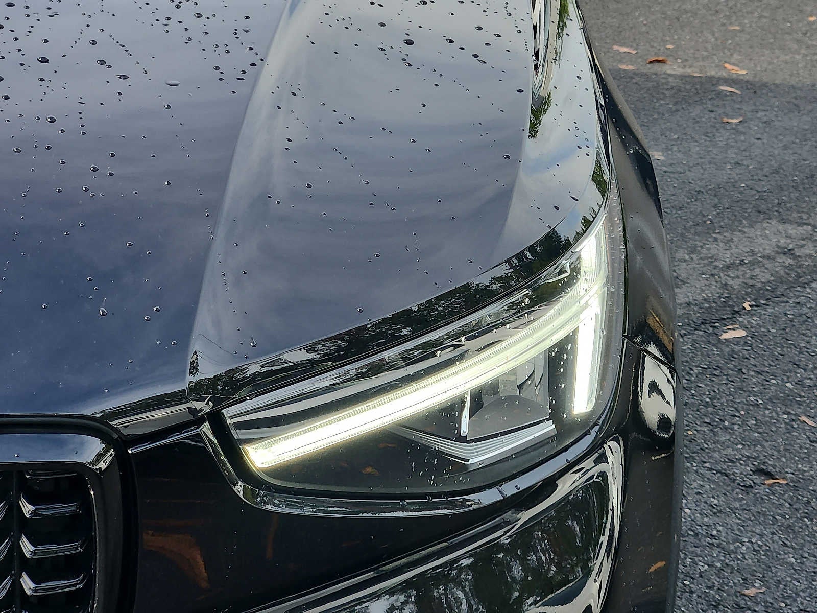 2024 Volvo XC40 Plus Dark Theme