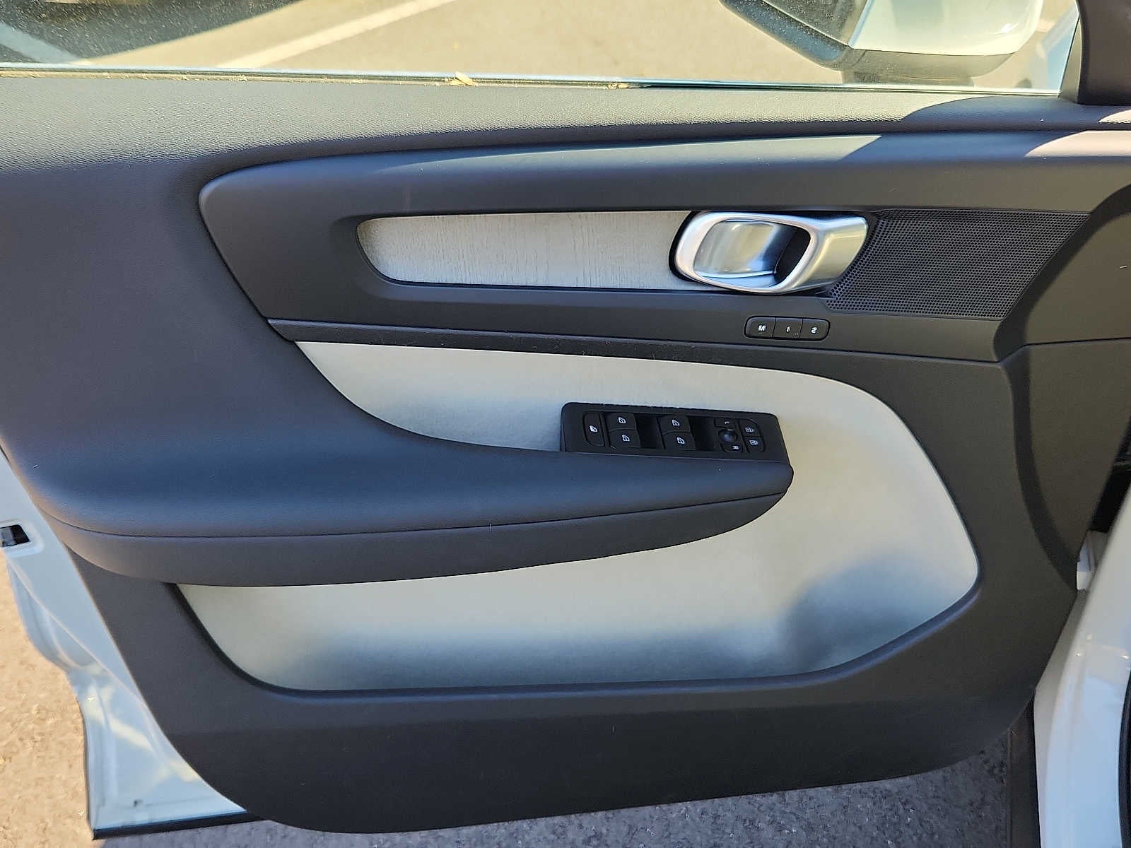 2023 Volvo XC40 Plus Bright Theme